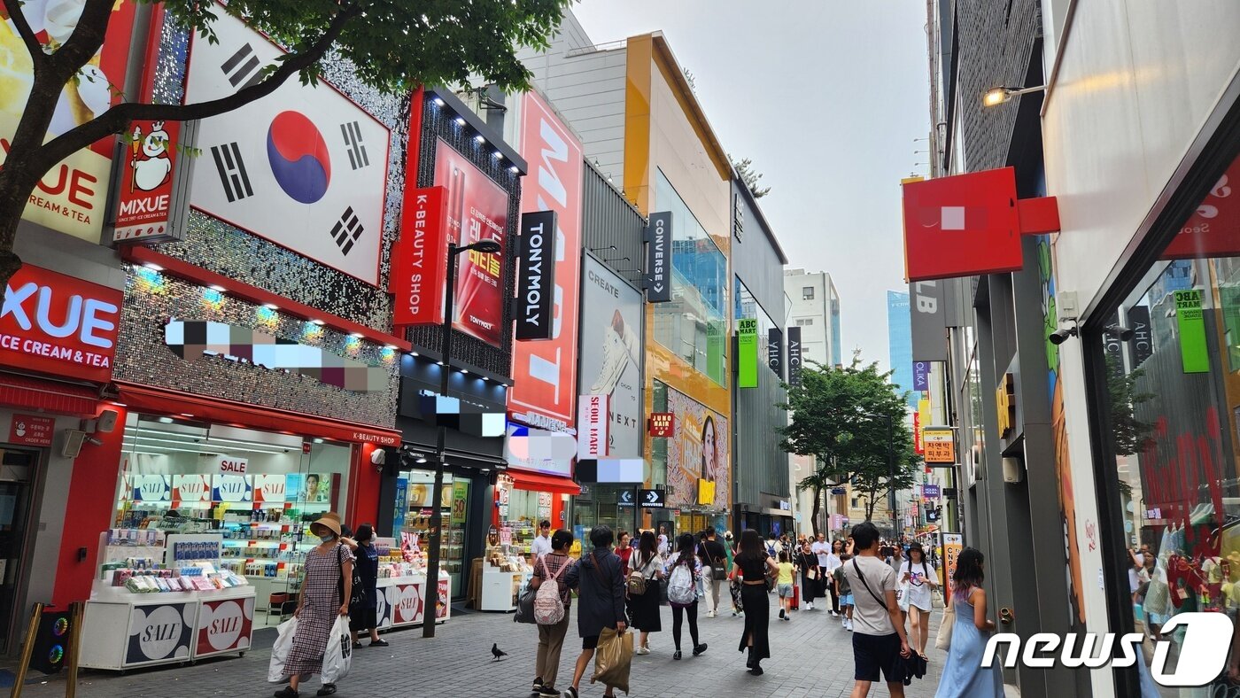 본문 이미지 - 19일 명동 거리. 화장품 가게 등 외국인이 많이 찾는 가게 위주로 개문냉방을 한 채 운영 중인 모습이다. ⓒ 뉴스1 김예원 기자