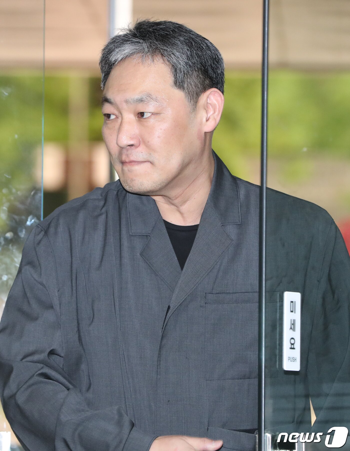 본문 이미지 - 정보통신망법상 명예훼손 혐의를 받는 김용호 전 스포츠월드 기자가 20일 서울 서초구 서울중앙지방법원에서 열린 선고 공판에 출석하고 있다. 조국 전 법무부 장관의 딸 조민 씨가 의학전문대학원에서 수입 스포츠카를 몰고 다닌다는 허위사실을 방송해 명예훼손 혐의로 재판에 넘겨진 가로세로연구소(가세연) 전현직 출연진 3명이 모두 무죄를 선고받았다. 2023.6.20/뉴스1 ⓒ News1 허경 기자