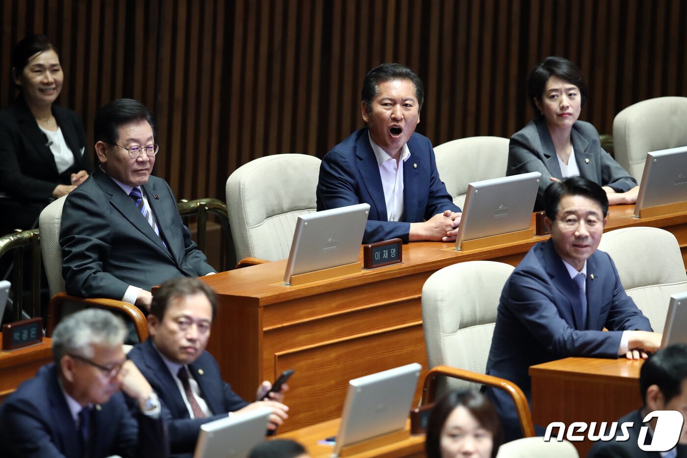 본문 이미지 - 정청래 더불어민주당 의원이 20일 오전 서울 여의도 국회에서 열린 제407회 국회(임시회) 제5차 본회의에서 김기현 국민의힘 대표의 국정에 관한 교섭단체 대표연설에 항의하고 있다. 2023.6.20/뉴스1 ⓒ News1 황기선 기자