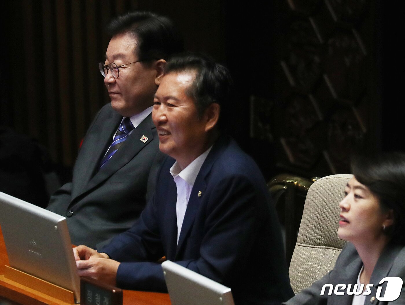 본문 이미지 - 정청래 더불어민주당 최고위원이 20일 오전 서울 여의도 국회에서 열린 제407회국회(임시회) 5차 본회의 국민의힘 김기현 대표의 교섭단체 대표연설에서 "땅 파세요＂라고 발언 하고 있다. 2023.6.20/뉴스1 ⓒ News1 송원영 기자