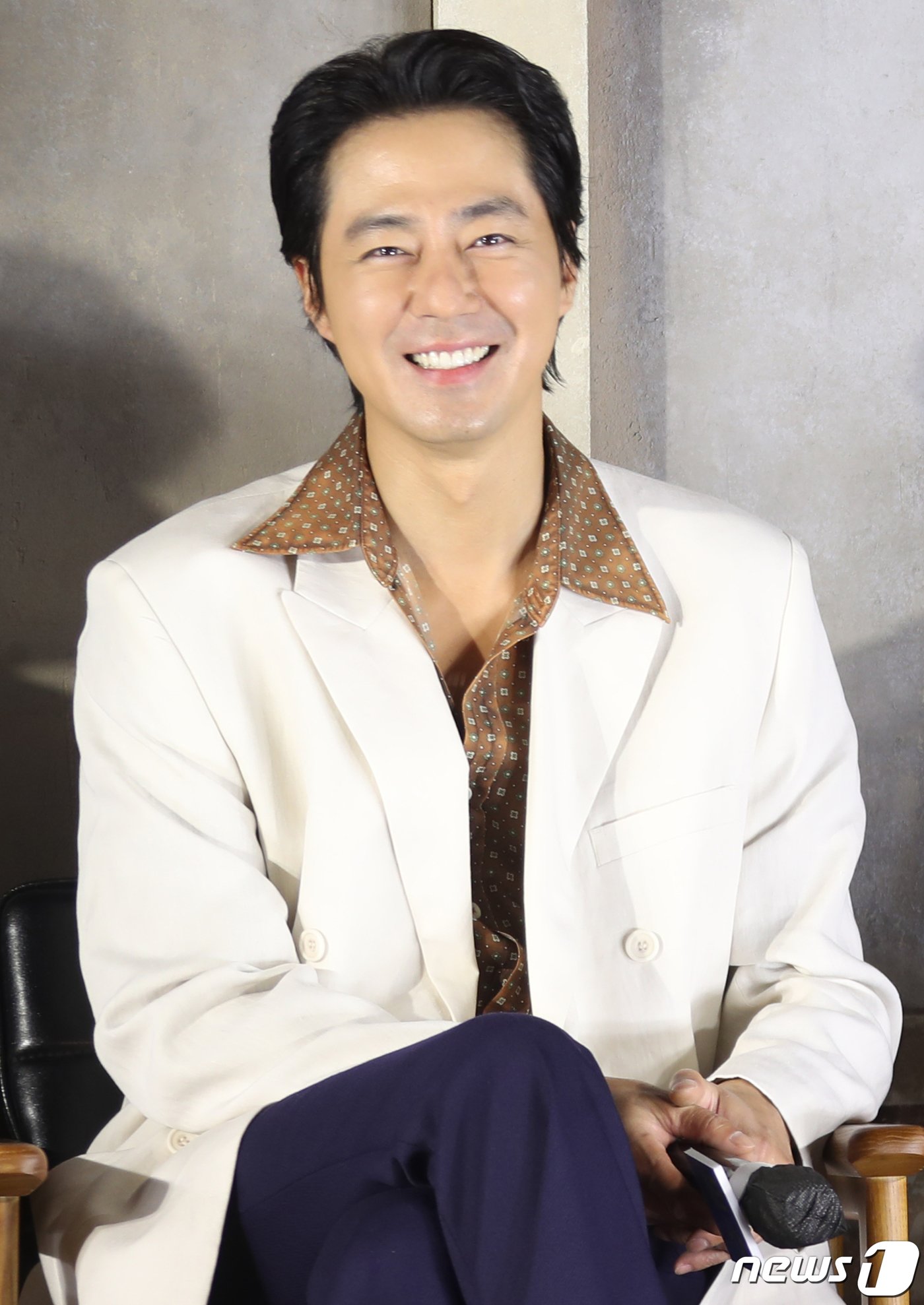 본문 이미지 - 배우 조인성이 20일 서울 광진구 롯데시네마 건대입구에서 열린 영화 '밀수'(감독 류승완) 제작보고회에서 미소를 짓고 있다. '밀수'는 바다에 던져진 생필품을 건지며 생계를 이어가던 사람들 앞에 일생일대의 큰 판이 벌어지면서 휘말리는 해양범죄 활극이다. 2023.6.20/뉴스1 ⓒ News1 권현진 기자