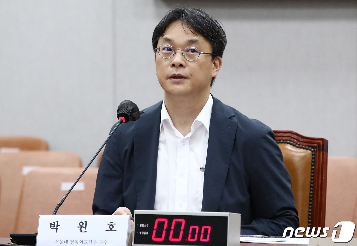 (서울=뉴스1) 김민지 기자 = 박원호 서울대 정치외교학부 교수가 20일 오전 서울 여의도 국회에서 열린 정치개혁특별위원회 전체회의에서 국회의원 선거제도 개편 공론조사 결과 보고를 …