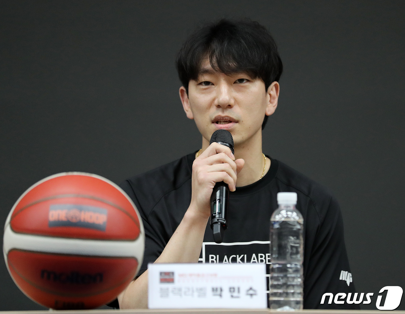 (서울=뉴스1) 김진환 기자 = 블랙라벨의 박민수가 20일 서울 강남구 삼성동 MG새마을금고중앙회 MG홀에서 열린 ‘MG새마을금고보험 원훕 농구 리그’ 미디어데이에 참석해 인사말을 …