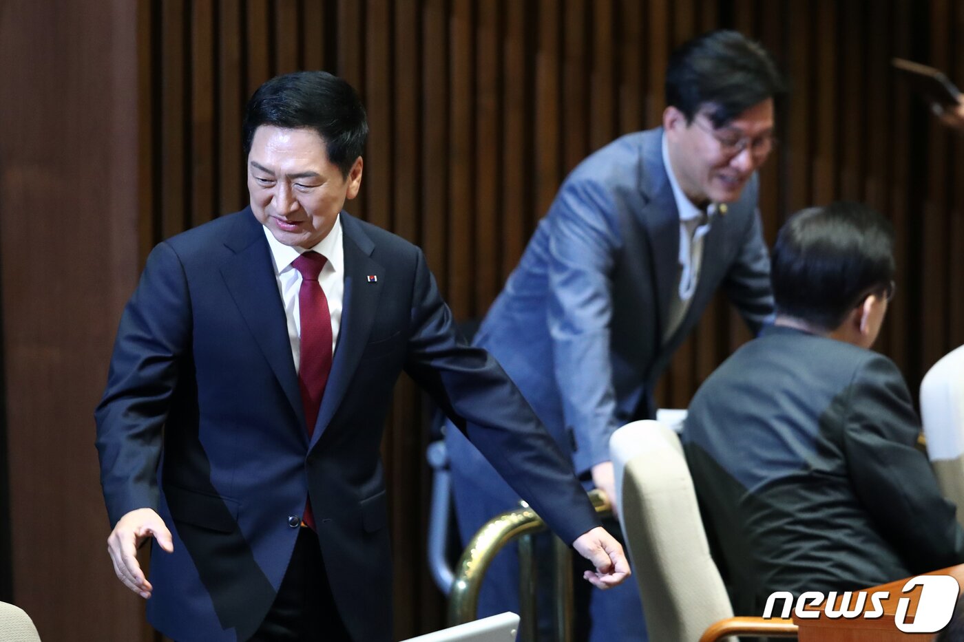본문 이미지 - 김기현 국민의힘 대표가 20일 오전 서울 여의도 국회에서 열린 제407회 국회(임시회) 제5차 본회의에서 국정에 관한 교섭단체 대표연설을 위해 단상으로 이동하고 있다. 김 대표 오른편은 등 돌리고 자리한 이재명 더불어민주당 대표. 2023.6.20/뉴스1 ⓒ News1 황기선 기자