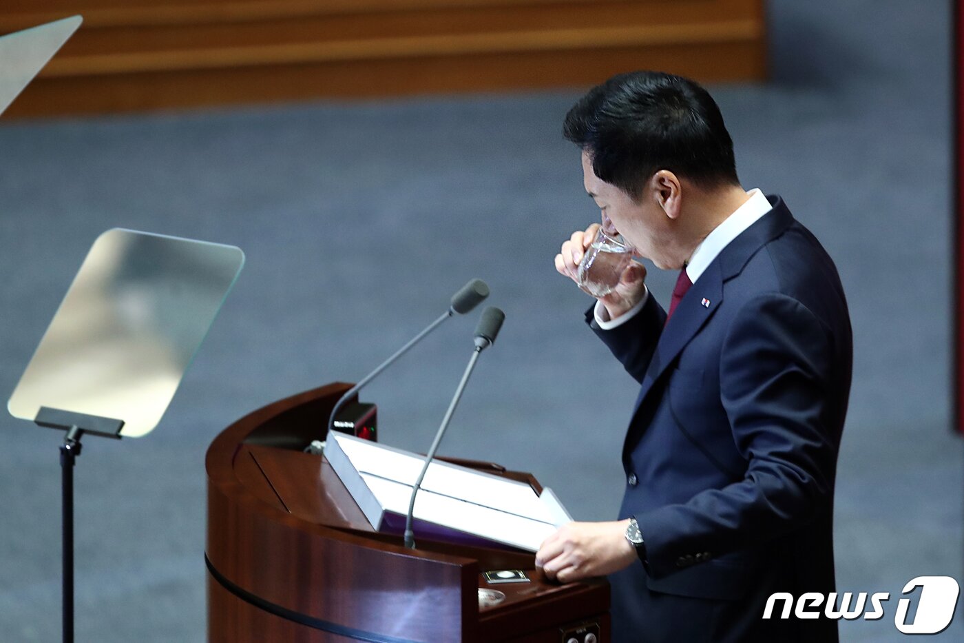 본문 이미지 - 김기현 국민의힘 대표가 20일 오전 서울 여의도 국회에서 열린 제407회 국회(임시회) 제5차 본회의에서 국정에 관한 교섭단체 대표연설 중 물을 마시고 있다. 2023.6.20/뉴스1 ⓒ News1 황기선 기자