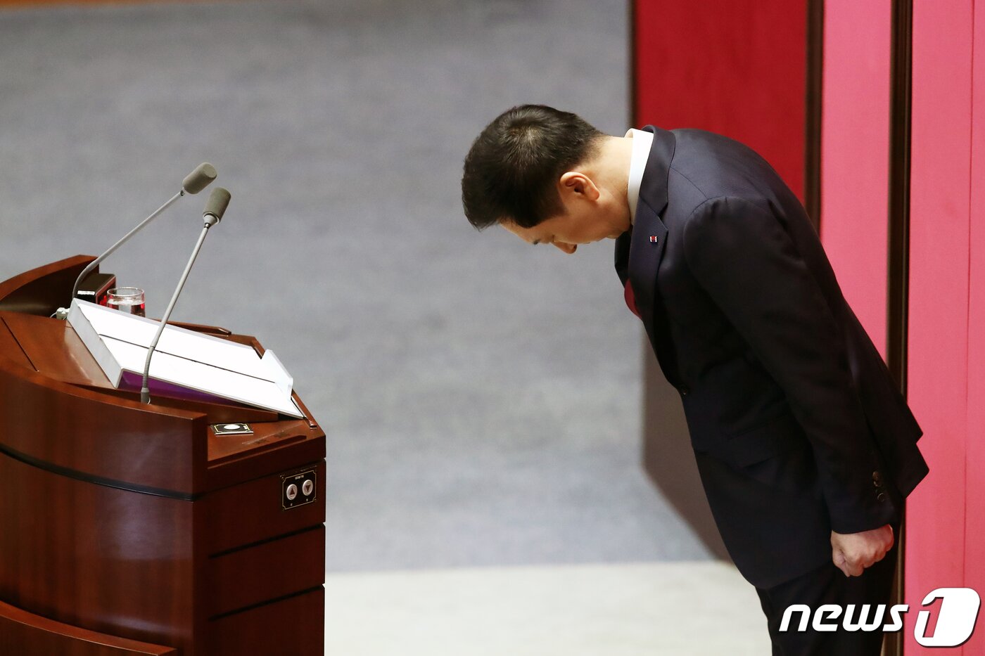 본문 이미지 - 김기현 국민의힘 대표가 20일 오전 서울 여의도 국회에서 열린 제407회 국회(임시회) 제5차 본회의에서 국정에 관한 교섭단체 대표연설 전 인사를 하고 있다. 2023.6.20/뉴스1 ⓒ News1 황기선 기자