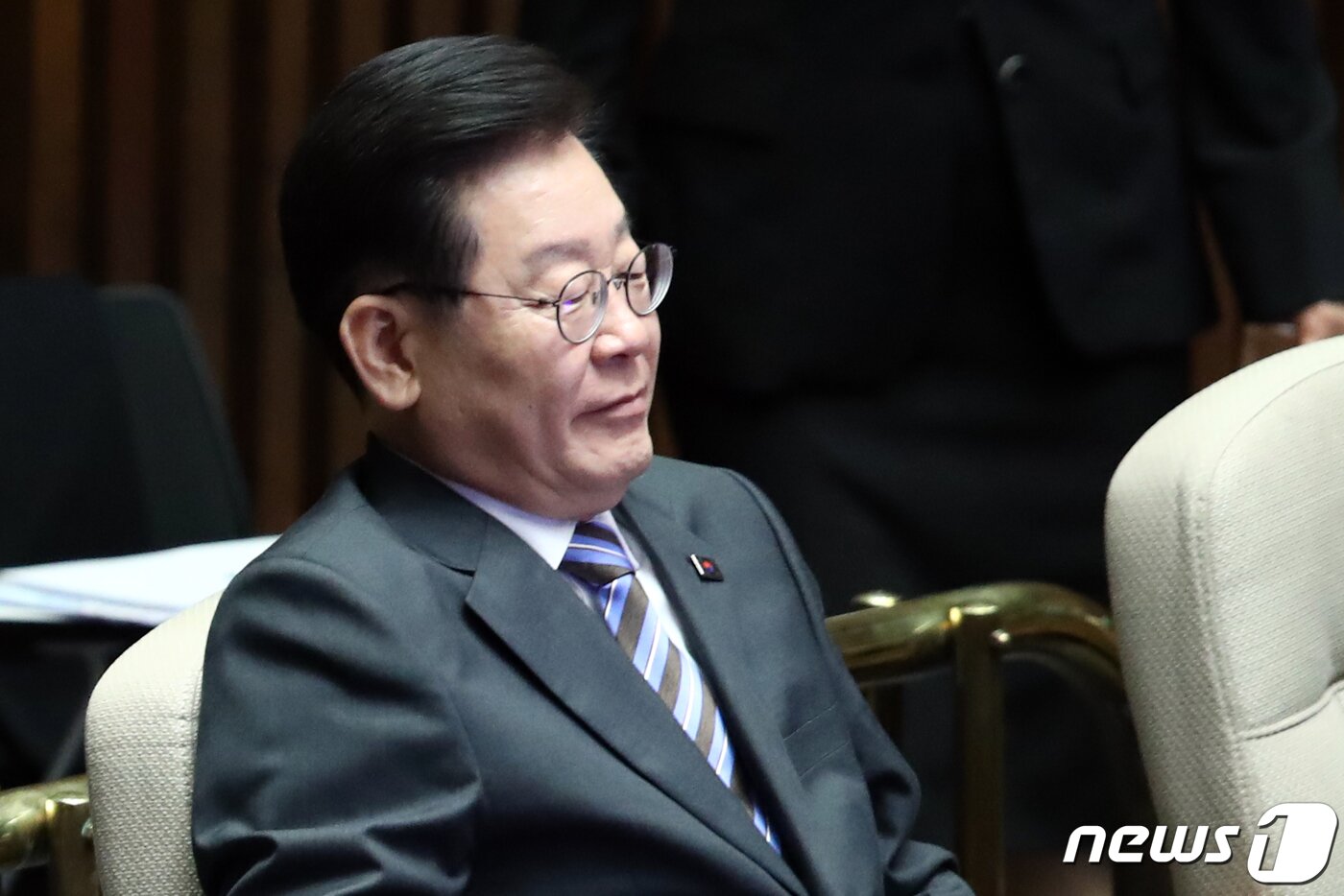 본문 이미지 - 이재명 더불어민주당 대표가 20일 오전 서울 여의도 국회에서 열린 제407회 국회(임시회) 제5차 본회의에서 김기현 국민의힘 대표의 국정에 관한 교섭단체 대표연설을 경청하고 있다. 2023.6.20/뉴스1 ⓒ News1 황기선 기자