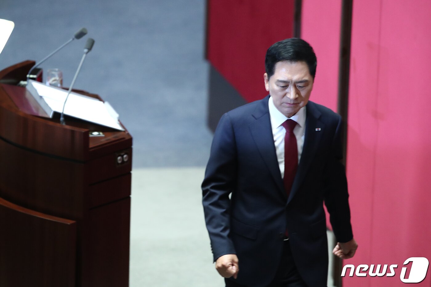 본문 이미지 - 김기현 국민의힘 대표가 20일 오전 서울 여의도 국회에서 열린 제407회 국회(임시회) 제5차 본회의에서 국정에 관한 교섭단체 대표연설을 마치고 단상을 내려가고 있다. 2023.6.20/뉴스1 ⓒ News1 황기선 기자