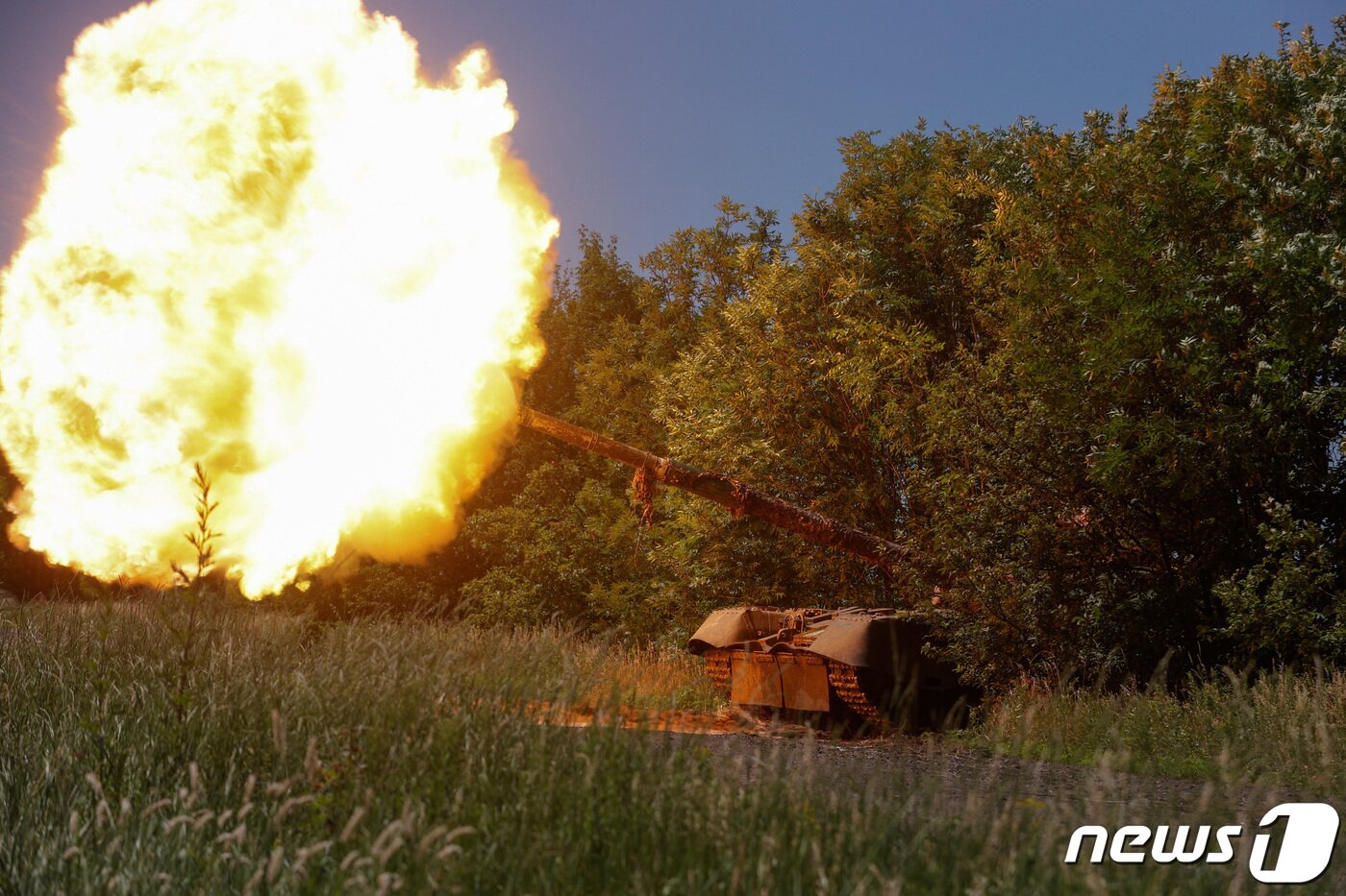 본문 이미지 - 19일(현지시각) 우크라이나 도네츠크 바흐무트에서 병사가 러시아 군을 향해 탈취한 T-80 탱크를 발사하고 있다. 2023.6.20 ⓒ 로이터=뉴스1 ⓒ News1 우동명 기자