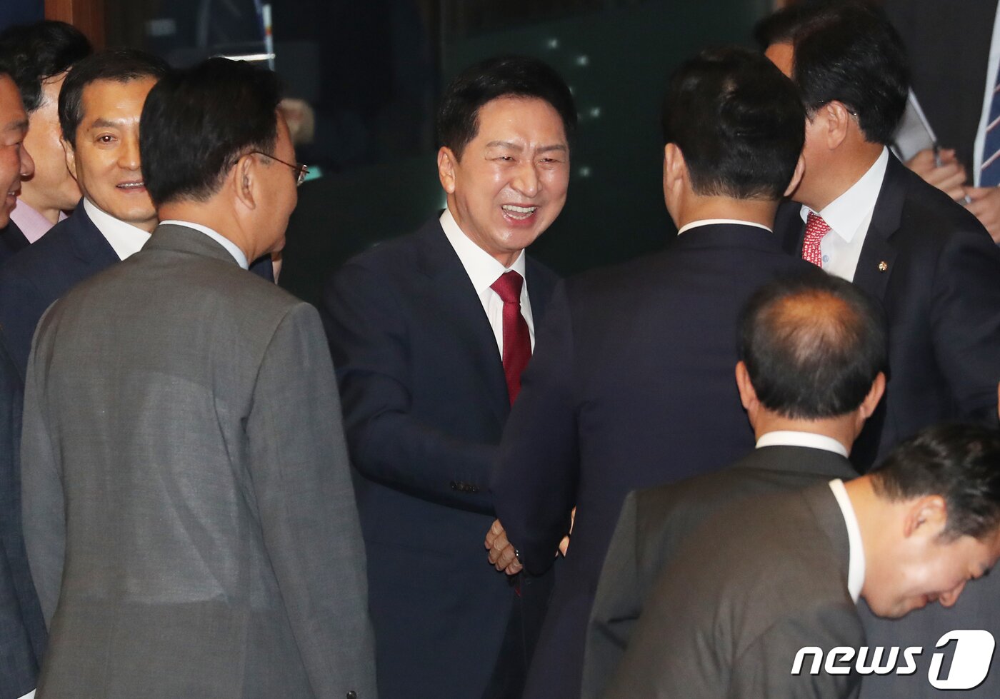 본문 이미지 - 김기현 국민의힘 대표가 20일 오전 서울 여의도 국회에서 열린 제407회국회(임시회) 5차 본회의에서 교섭단체 대표연설을 마치고 의원들과 인사를 나누고 있다. 2023.6.20/뉴스1 ⓒ News1 송원영 기자