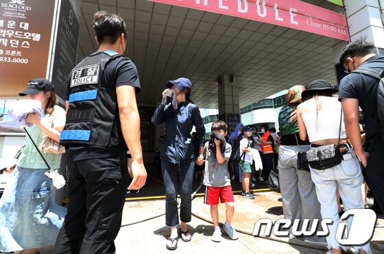20일 오전 9시33분께 부산 해운대구 한 호텔 지하에서 불이 나 투숙객들이 수건 등으로 코와 입을 막은 채 밖으로 대피하고 있다. 2023.6.20/뉴스1 © News1 윤일지 기자