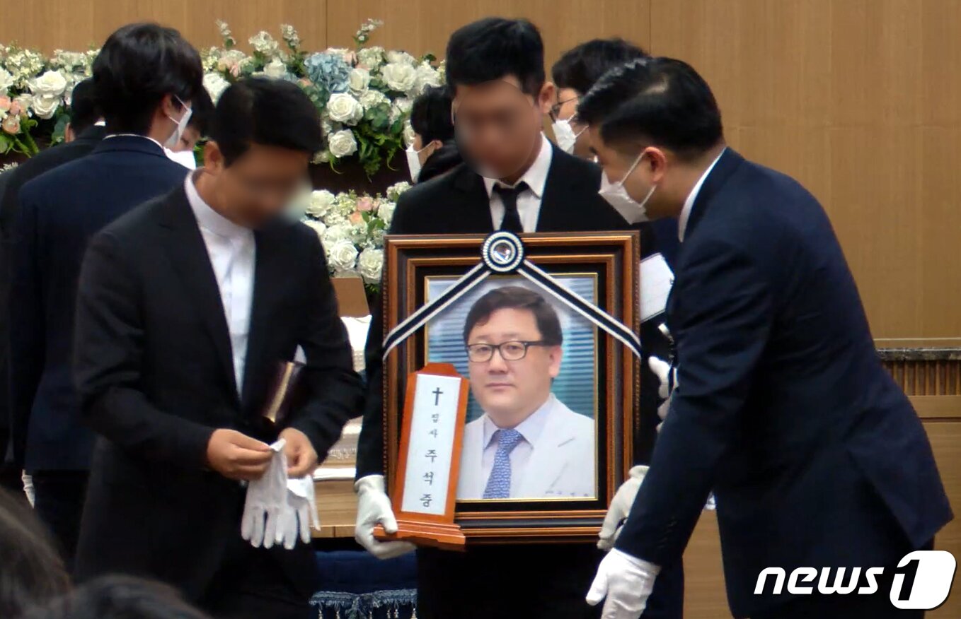 본문 이미지 - 20일 오전 서울 송파구 서울아산병원 장례식장에서 고 주석중 아산병원 심장혈관흉부외과 교수의 발인이 엄수되고 있다. 2023.6.20/뉴스1