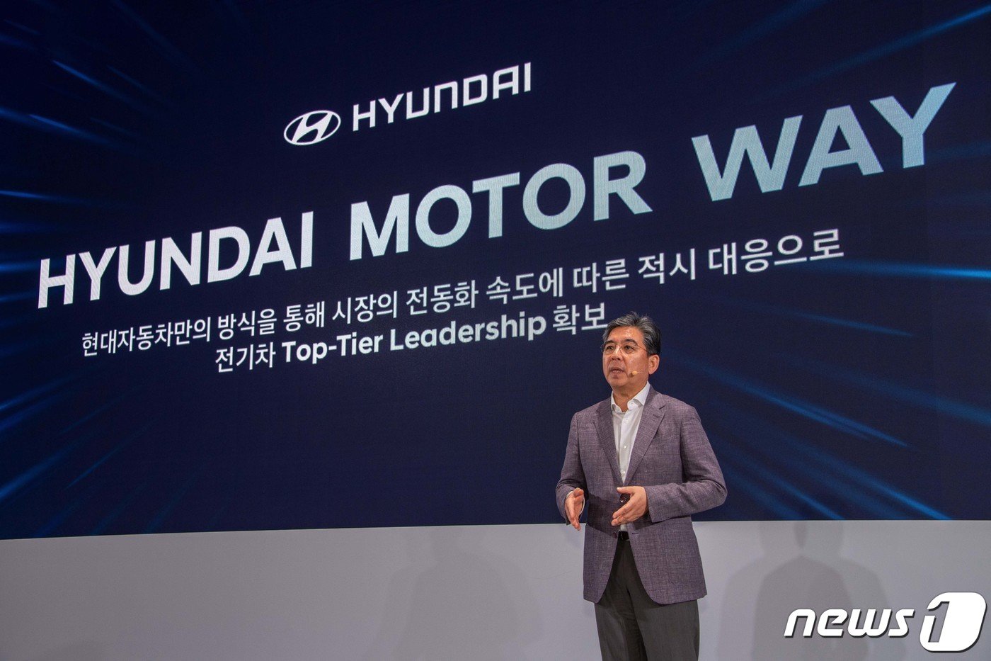 장재훈 현대차 CEO 사장이 20일 오후 서울 여의도 콘래드 호텔에서 열린 '2023 CEO 인베스터 데이'에서 중장기 전략 '현대 모터 웨이'(Hyundai Motor Way)를 발표하고 있다. (현대자동차 제공) 2023.6.20/뉴스1