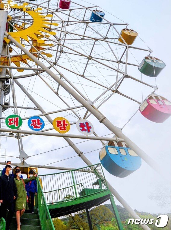 본문 이미지 - 대외용 월간지 '조선'이 6월 호에 실은 대성산유원지의 모습.(조선 6월 호 갈무리)  