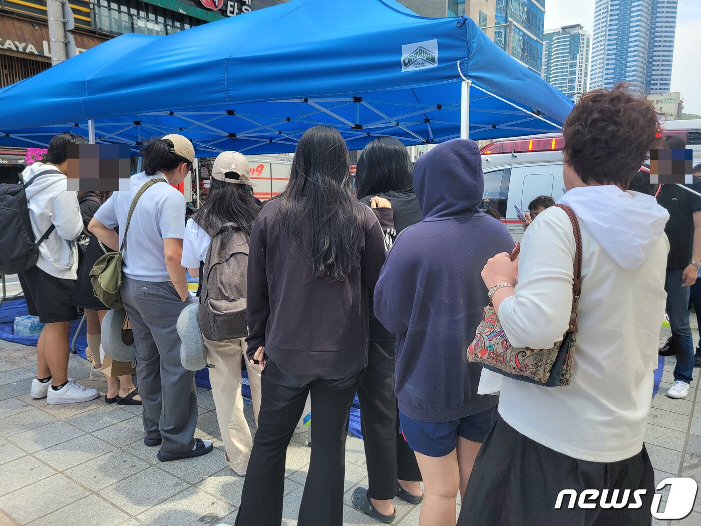 본문 이미지 - 임시로 마련된 해운대구 민원접수센터에서 투숙객들이 이름, 연락처, 투숙 호텔과 호수를 작성하고 있다.2023.6.20/뉴스1 ⓒ News1 조아서 기자