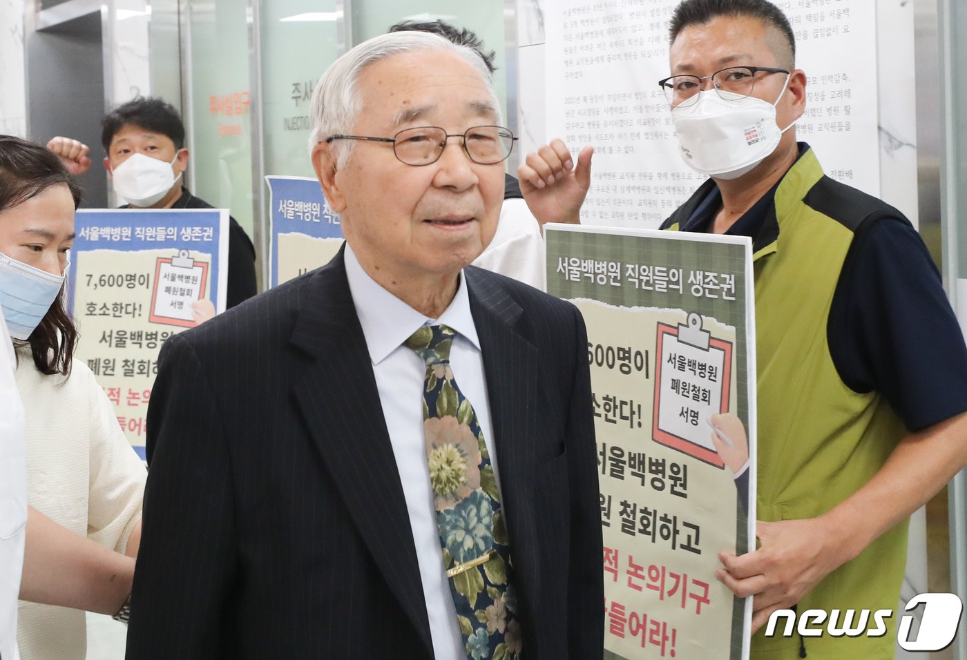 본문 이미지 - 이순형 인제대 백병원 이사장이 지난 6월20일 서울 중구 서울백병원에서 열린 폐원안에 대한 이사회를 마친 뒤 병원을 나서고 있다. /뉴스1 ⓒ News1 허경 기자