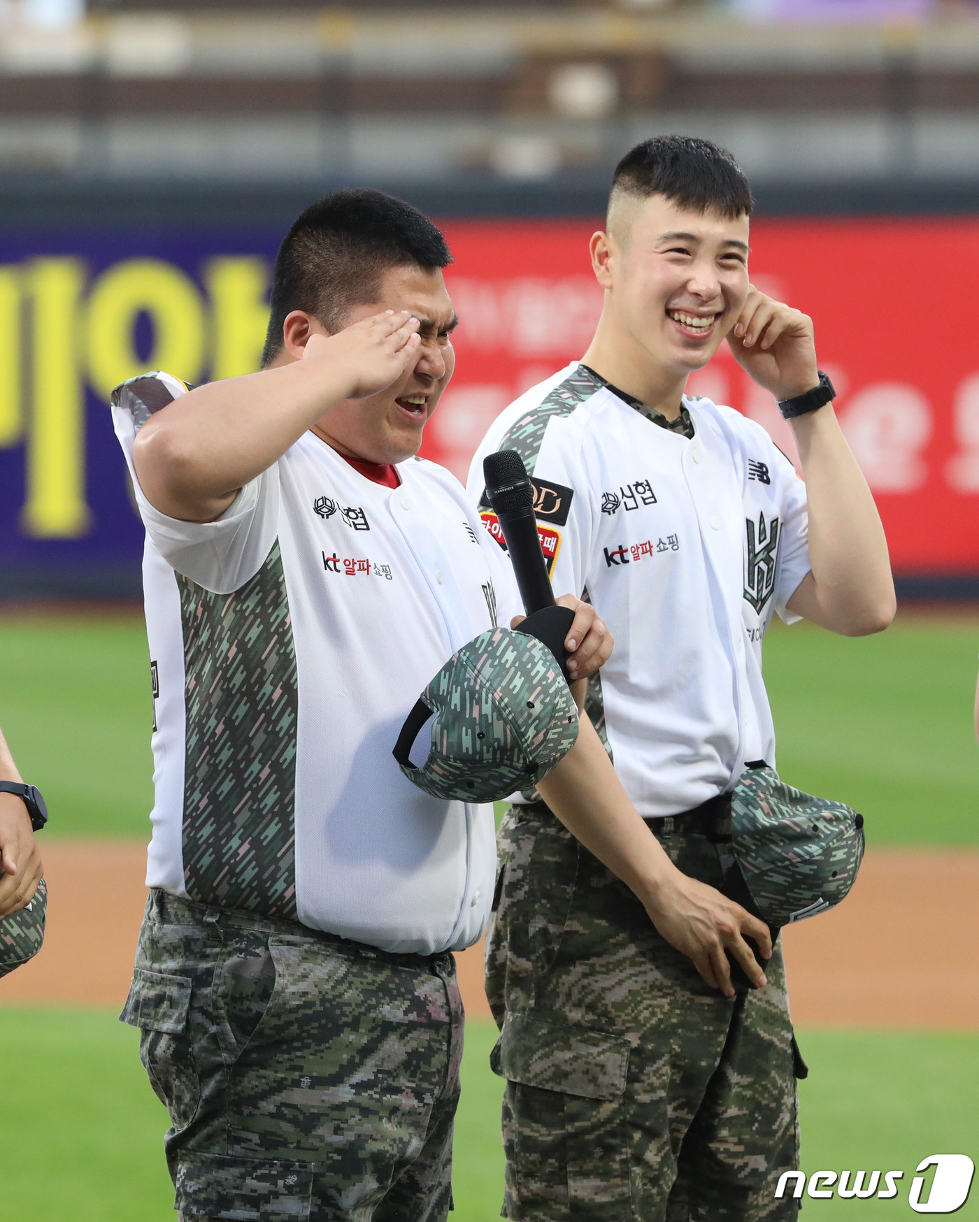(수원=뉴스1) 김영운 기자 = 20일 오후 경기 수원시 장안구 KT위즈파크에서 열린 ‘2023 신한은행 SOL KBO리그’ 롯데 자이언츠와 KT 위즈의 경기에서 해병대 사령부 군 …
