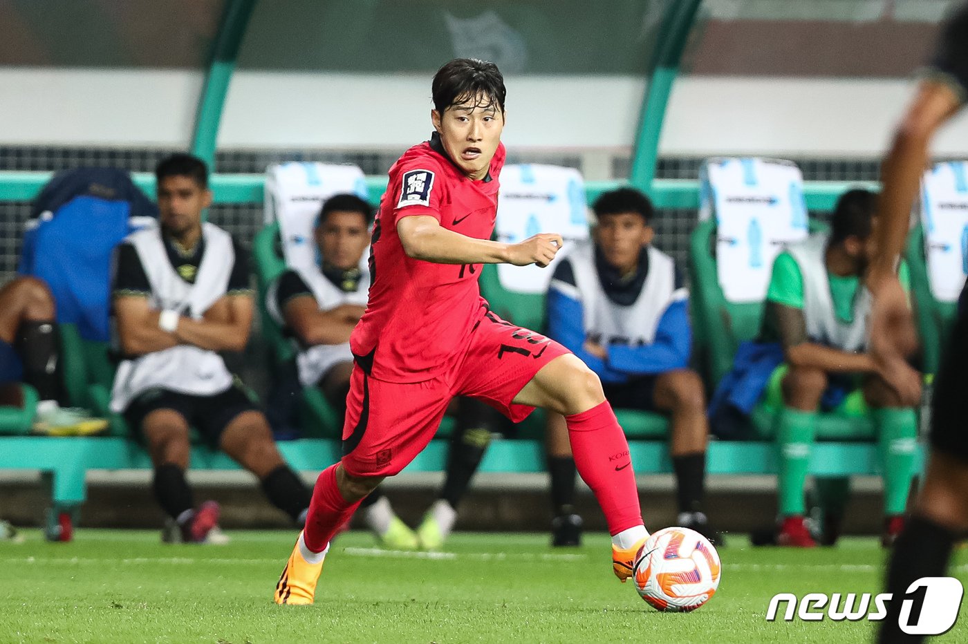 본문 이미지 - 이강인이 20일 대전 유성구 대전월드컵경기장에서 열린 하나은행 초청 대한민국과 엘살바도르의 축구 국가대표 평가전에서 패스할 곳을 찾고 있다. 2023.6.20/뉴스1 ⓒ News1 유승관 기자
