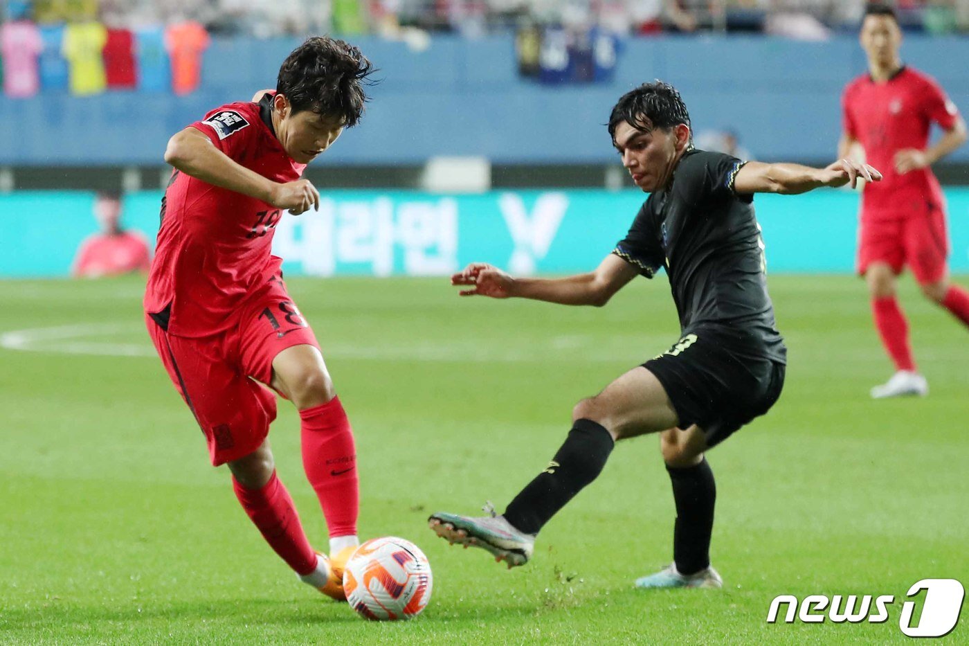 대한민국 축구 국가대표팀 이강인이 20일 대전 유성구 대전월드컵경기장에서 열린 하나은행 초청 대한민국과 엘살바도르의 축구 국가대표 평가전에서 돌파를 시도하고 있다. 2023.6.20/뉴스1 ⓒ News1 민경석 기자