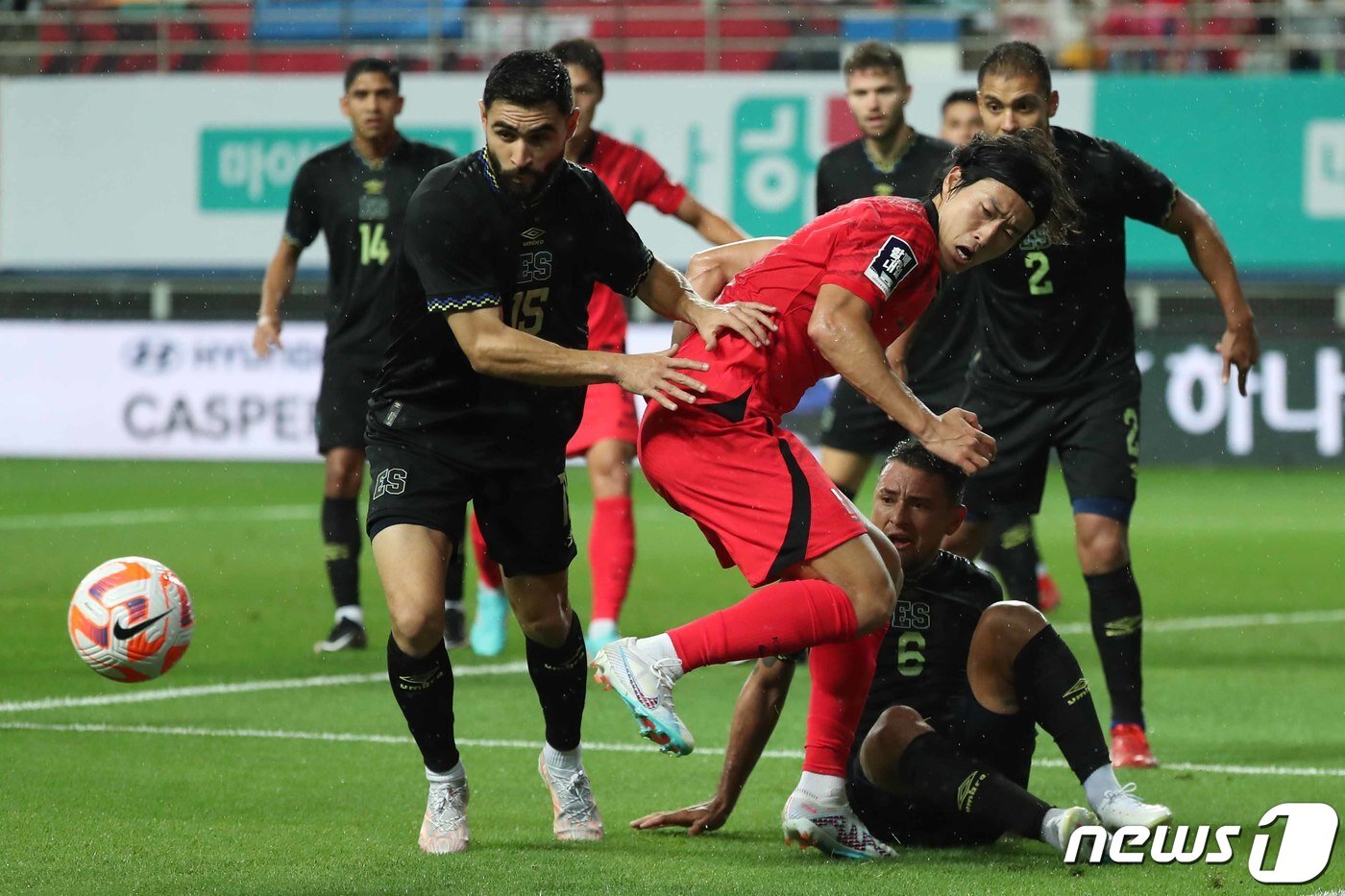본문 이미지 - 대한민국 축구 국가대표팀 조규성이 20일 대전 유성구 대전월드컵경기장에서 열린 하나은행 초청 대한민국과 엘살바도르의 축구 국가대표 평가전에서 득점 기회를 놓치 고 있다. 2023.6.20 ⓒ 뉴스1 민경석 기자