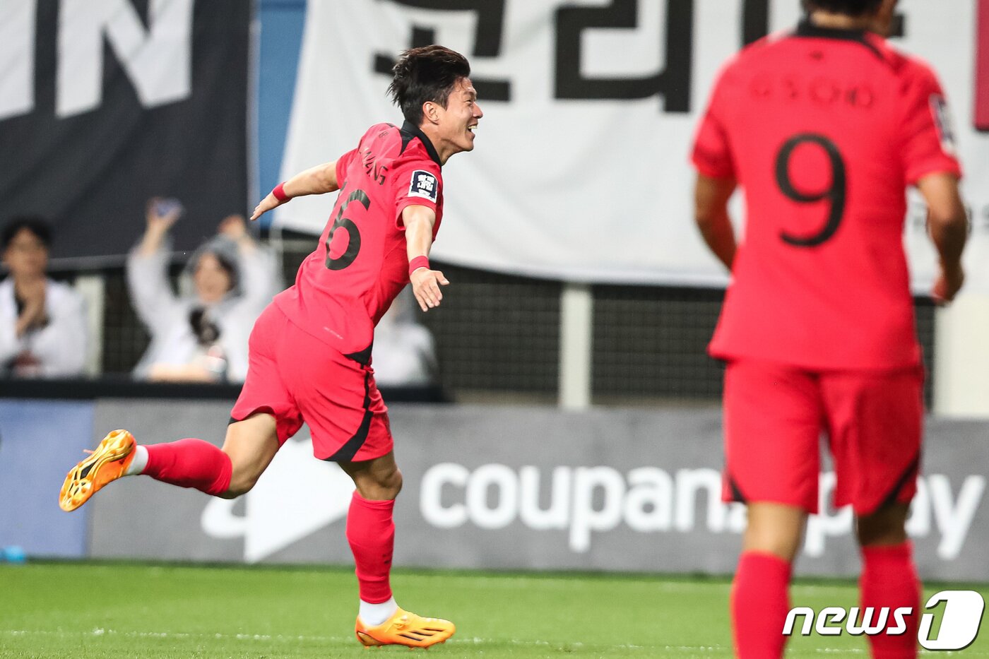 본문 이미지 - 황의조가 20일 대전 유성구 대전월드컵경기장에서 열린 하나은행 초청 대한민국과 엘살바도르의 축구 국가대표 평가전에서 첫 골을 성공시킨 후 환호하고 있다. 2023.6.20/뉴스1 ⓒ News1 유승관 기자