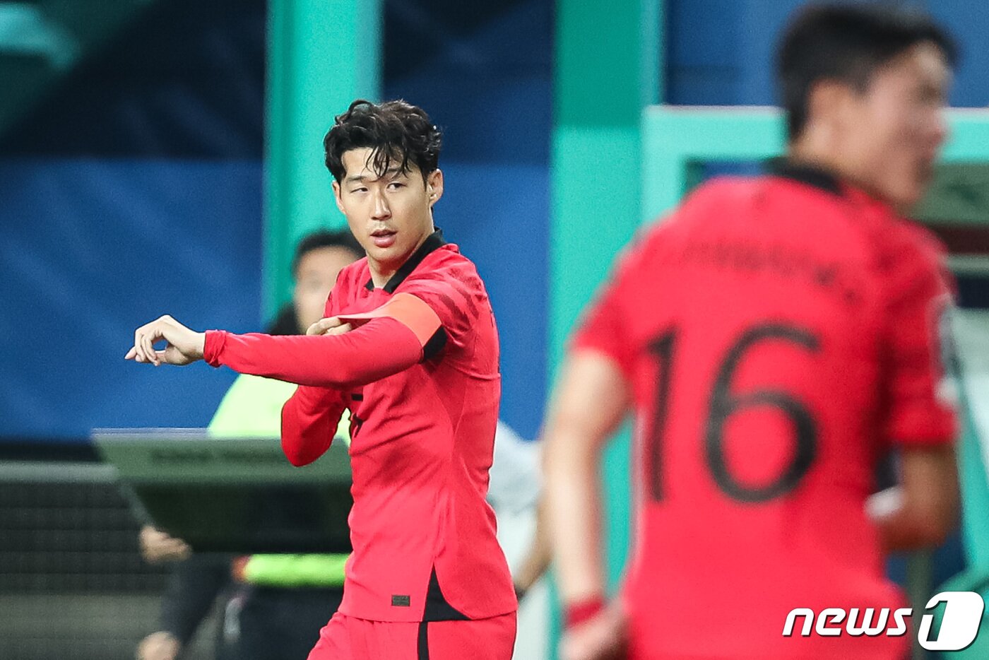본문 이미지 - 손흥민이 20일 대전 유성구 대전월드컵경기장에서 열린 하나은행 초청 대한민국과 엘살바도르의 축구 국가대표 평가전에서 후반 교체투입돼 주장 완장을 차고 있다. 2023.6.20/뉴스1 ⓒ News1 유승관 기자
