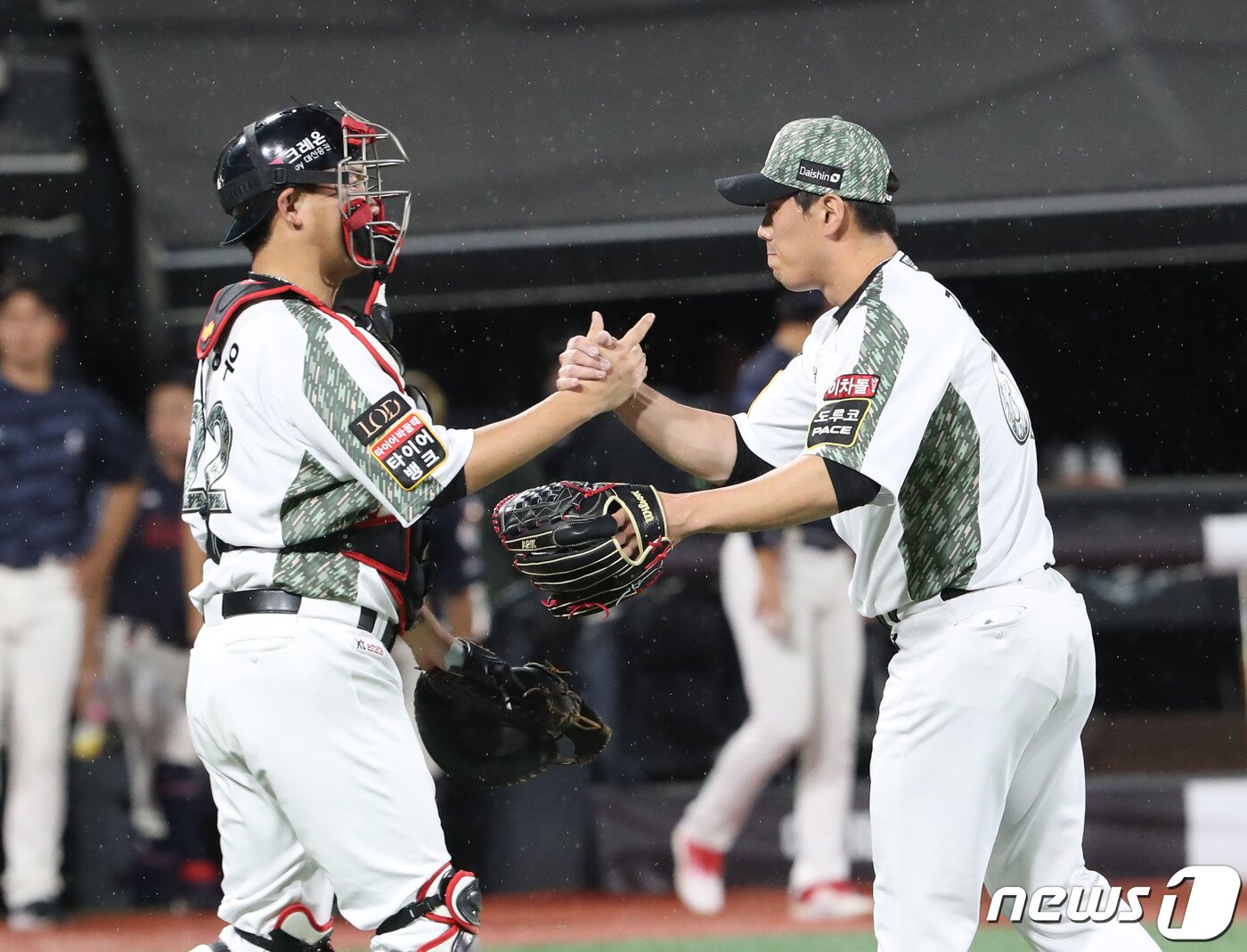 본문 이미지 - 동료에서 적으로 만나는 장성우(KT)와 김재윤(삼성). /뉴스1 DB ⓒ News1 김영운 기자