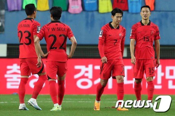 대한민국 축구 국가대표팀 선수들이 20일 대전 유성구 대전월드컵경기장에서 열린 하나은행 초청 대한민국과 엘살바도르의 축구 국가대표 평가전에서 1대1 무승부를 거둔 뒤 아쉬워 하고 있다. 2023.6.20/뉴스1 © News1 민경석 기자