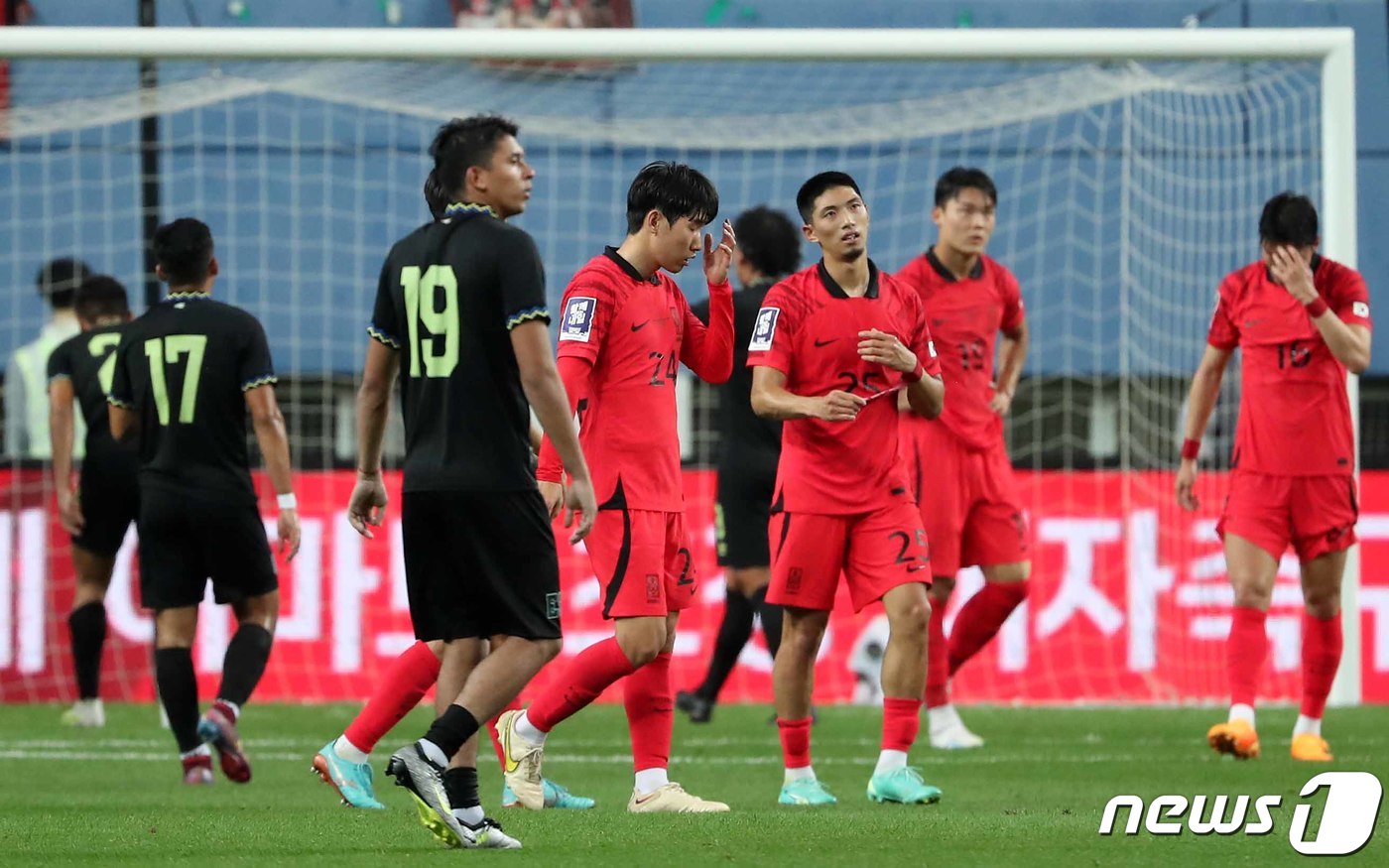(대전=뉴스1) 민경석 기자 = 대한민국 축구 국가대표팀 선수들이 20일 대전 유성구 대전월드컵경기장에서 열린 하나은행 초청 대한민국과 엘살바도르의 축구 국가대표 평가전에서 1대1 …
