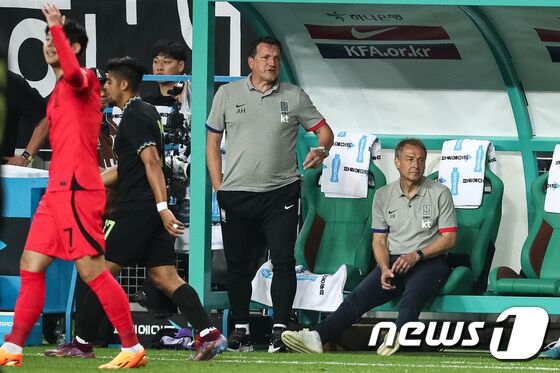 위르겐 클린스만 축구대표팀 감독이 20일 대전 유성구 대전월드컵경기장에서 열린 하나은행 초청 대한민국과 엘살바도르의 축구 국가대표 평가전에서 굳은 표정으로 경기를 지켜보고 있다. 2023.6.20/뉴스1 © News1 유승관 기자