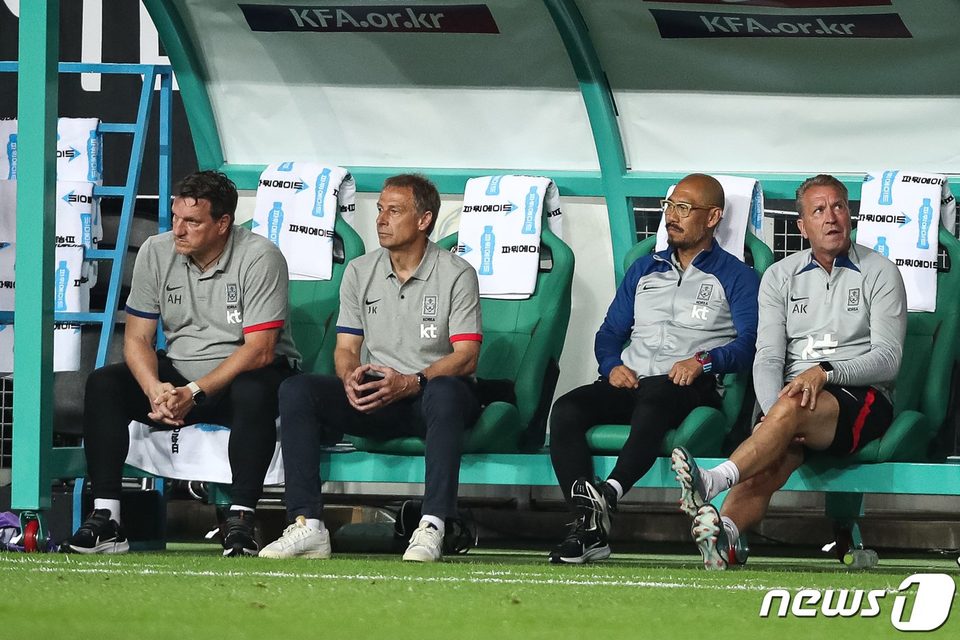 본문 이미지 - 위르겐 클린스만 축구대표팀 감독(왼쪽 두 번째)을 비롯한 코칭스태프가 20일 대전 유성구 대전월드컵경기장에서 열린 하나은행 초청 대한민국과 엘살바도르의 축구 국가대표 평가전에서 굳은 표정으로 경기를 지켜보고 있다. 2023.6.20/뉴스1 ⓒ News1 유승관 기자