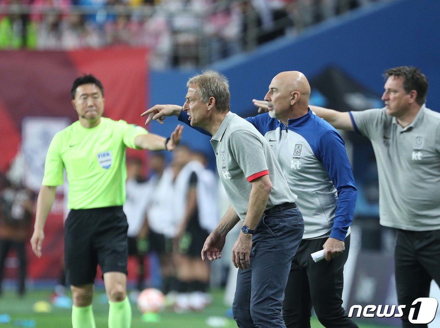 위르겐 클린스만 대한민국 축구대표팀 감독이 20일 대전 유성구 대전월드컵경기장에서 열린 하나은행 초청 대한민국과 엘살바도르의 축구 국가대표 평가전에서 작전 지시를 하고 있다. 클린스만호는 이날 경기에서 1대 1로 비기며 마수걸이 승리에 실패했다. 2023.6.20/뉴스1 ⓒ News1 신웅수 기자