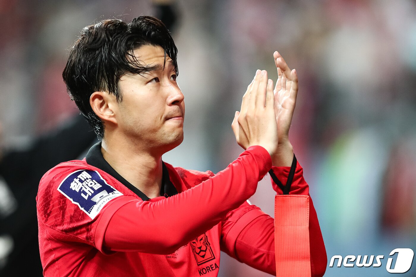 본문 이미지 - 축구대표팀 손흥민이 20일 대전 유성구 대전월드컵경기장에서 열린 하나은행 초청 대한민국과 엘살바도르의 축구 국가대표 평가전에서 1대1 무승부로 경기를 마친 후 팬들을 향해 인사하고 있다. 2023.6.20/뉴스1 ⓒ News1 유승관 기자