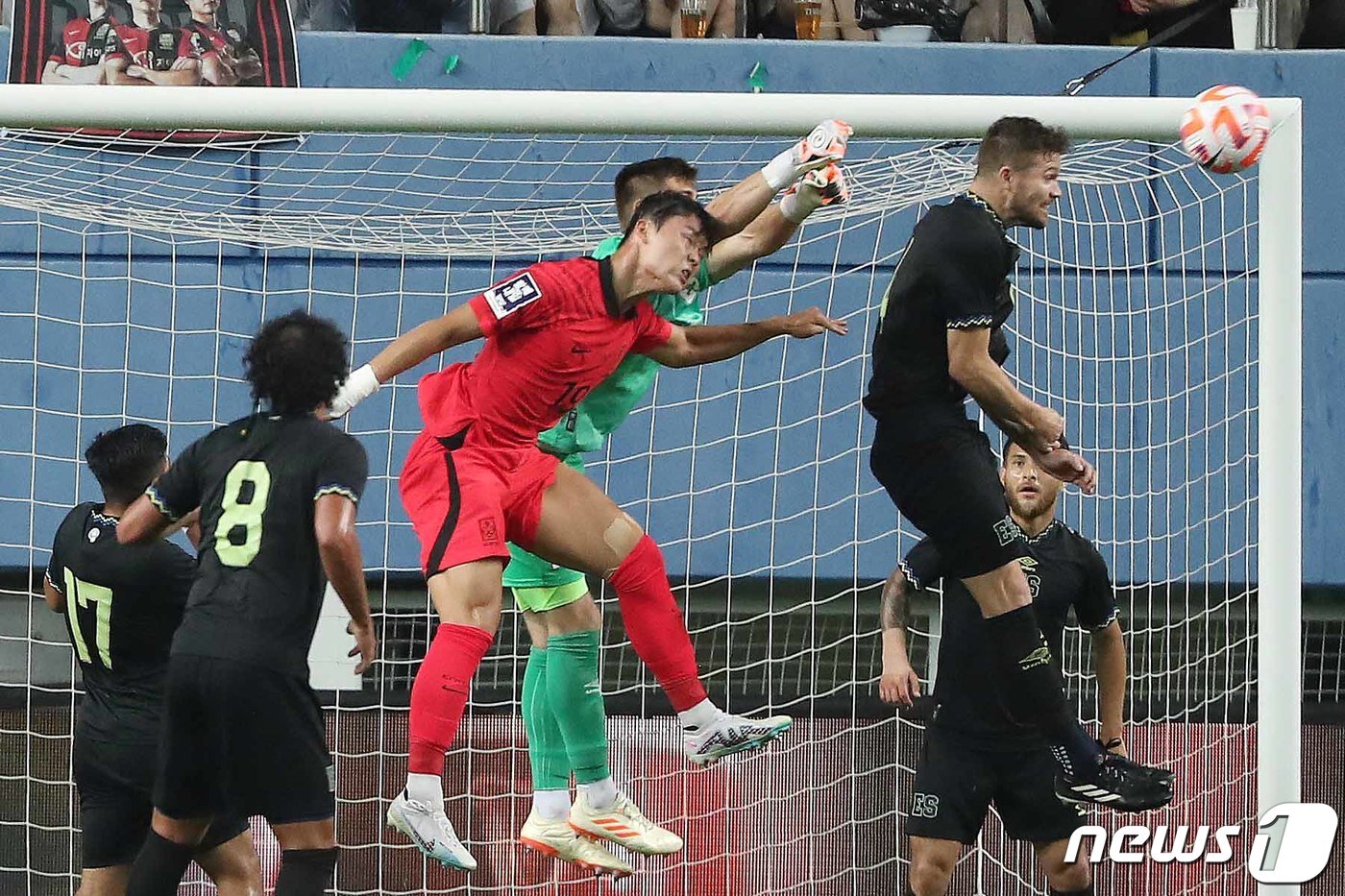 본문 이미지 - 대한민국 축구 국가대표팀 오현규가 지난 6월 20일 오후 대전 유성구 대전월드컵경기장에서 열린 하나은행 초청 대한민국과 엘살바도르의 축구 국가대표 평가전에서 헤딩을 시도하고 있다. 2023.6.20/뉴스1 ⓒ News1 민경석 기자