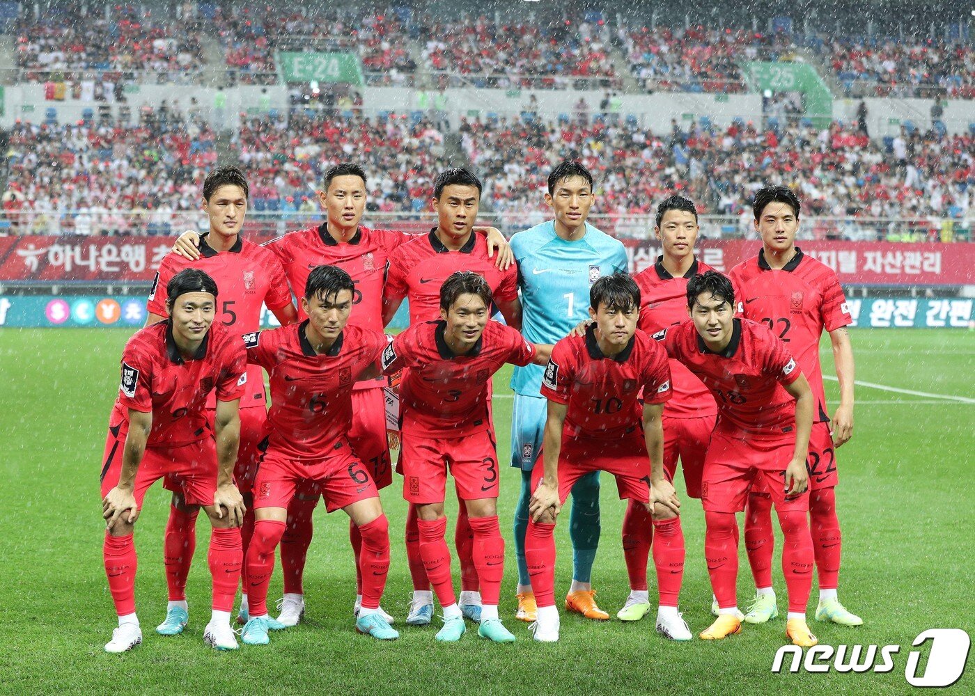 본문 이미지 - 이강인을 비롯한 대한민국 축구대표팀 선수들이 20일 대전 유성구 대전월드컵경기장에서 열린 하나은행 초청 대한민국과 엘살바도르의 축구 국가대표 평가전에서 기념 촬영을 하고 있다.. 2023.6.20/뉴스1 ⓒ News1 신웅수 기자