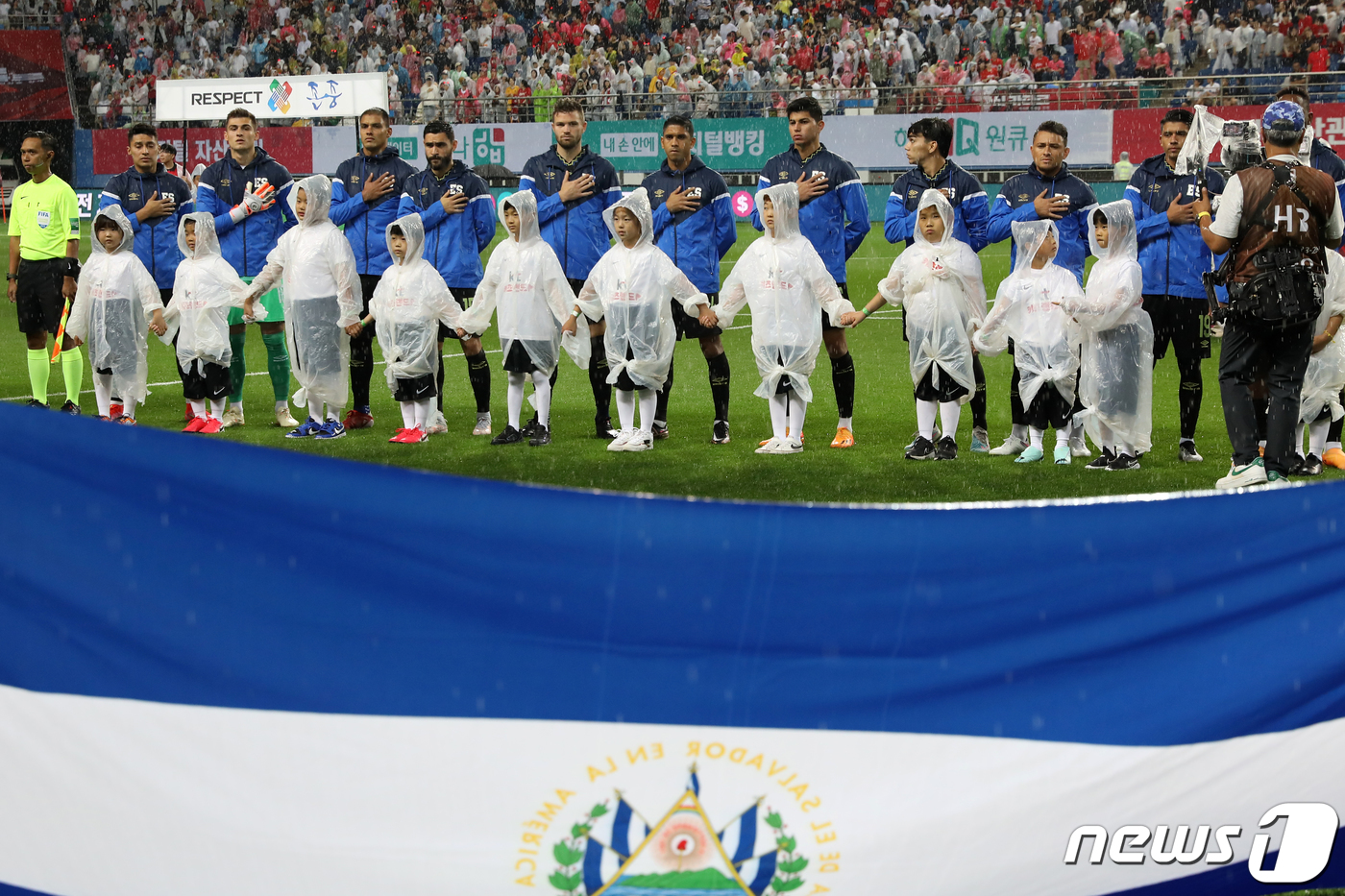 (대전=뉴스1) 민경석 기자 = 엘살바도르 축구 국가대표팀 선수들이 20일 오후 대전 유성구 대전월드컵경기장에서 열린 하나은행 초청 대한민국과 엘살바도르의 축구 국가대표 평가전 시 …