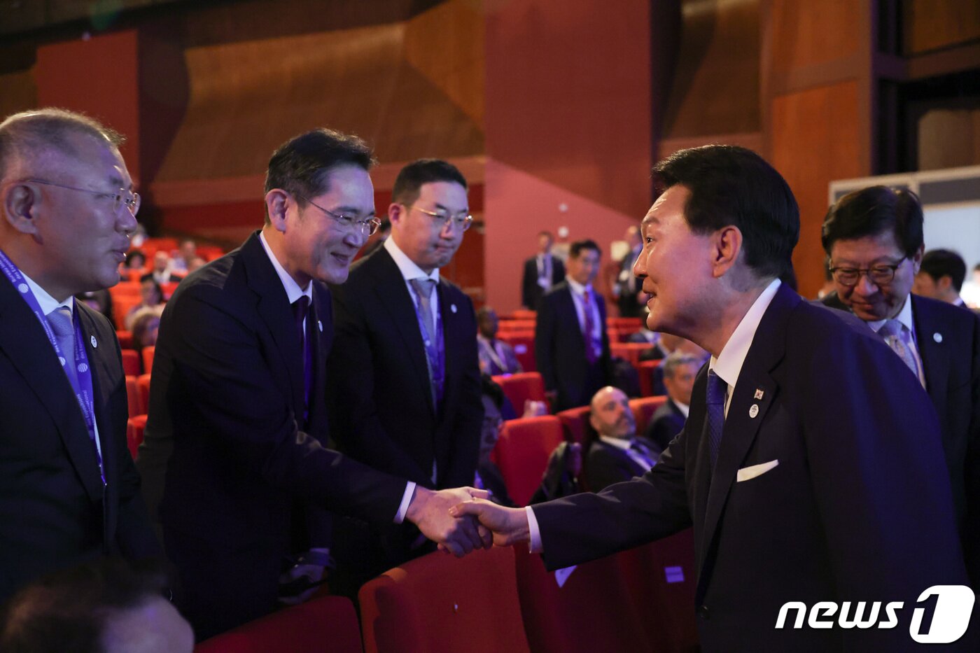 본문 이미지 - 윤석열 대통령이 프랑스 이시레물리노에서 열린 제172차 국제박람회기구(BIE) 총회에서 이재용 삼성전자 회장과 악수하고 있다. (대통령실 제공) 2023.6.21/뉴스1 ⓒ News1 안은나 기자