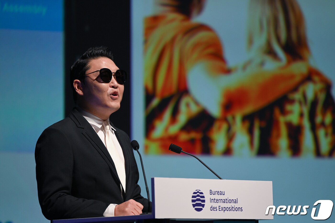 본문 이미지 - 가수 싸이(PSY)가 20일 오후(현지시간) 프랑스 이시레물리노에서 열린 제172차 국제박람회기구(BIE) 총회에서 부산엑스포(2030부산세계박람회) 유치를 위해 4차 경쟁 프레젠테이션(PT)를 하고 있다. (대통령실 홈페이지) 2023.6.21/뉴스1 ⓒ News1 안은나 기자