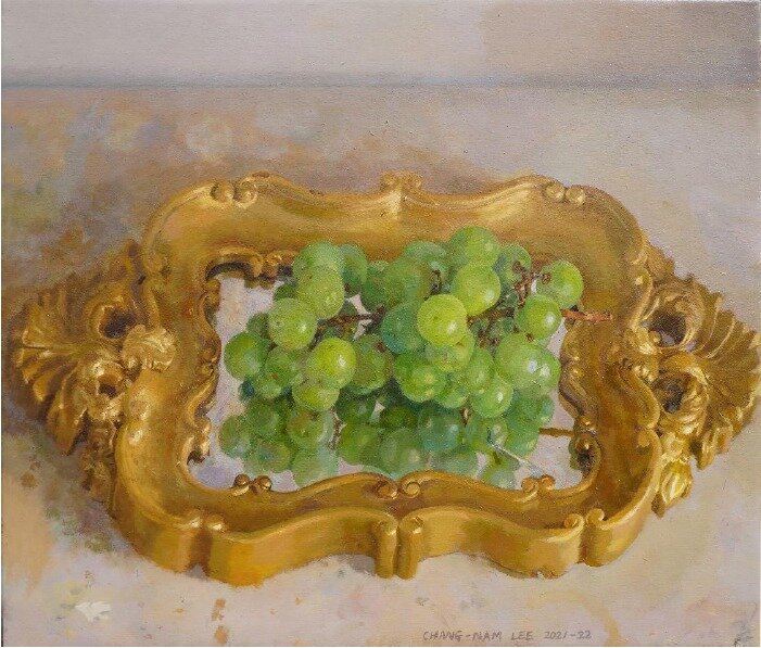 본문 이미지 -  이창남, Grapes on the Mirror, 2021~2022, oil on canvas, 45.5x53cm &#40;페이토갤러리 제공&#41;