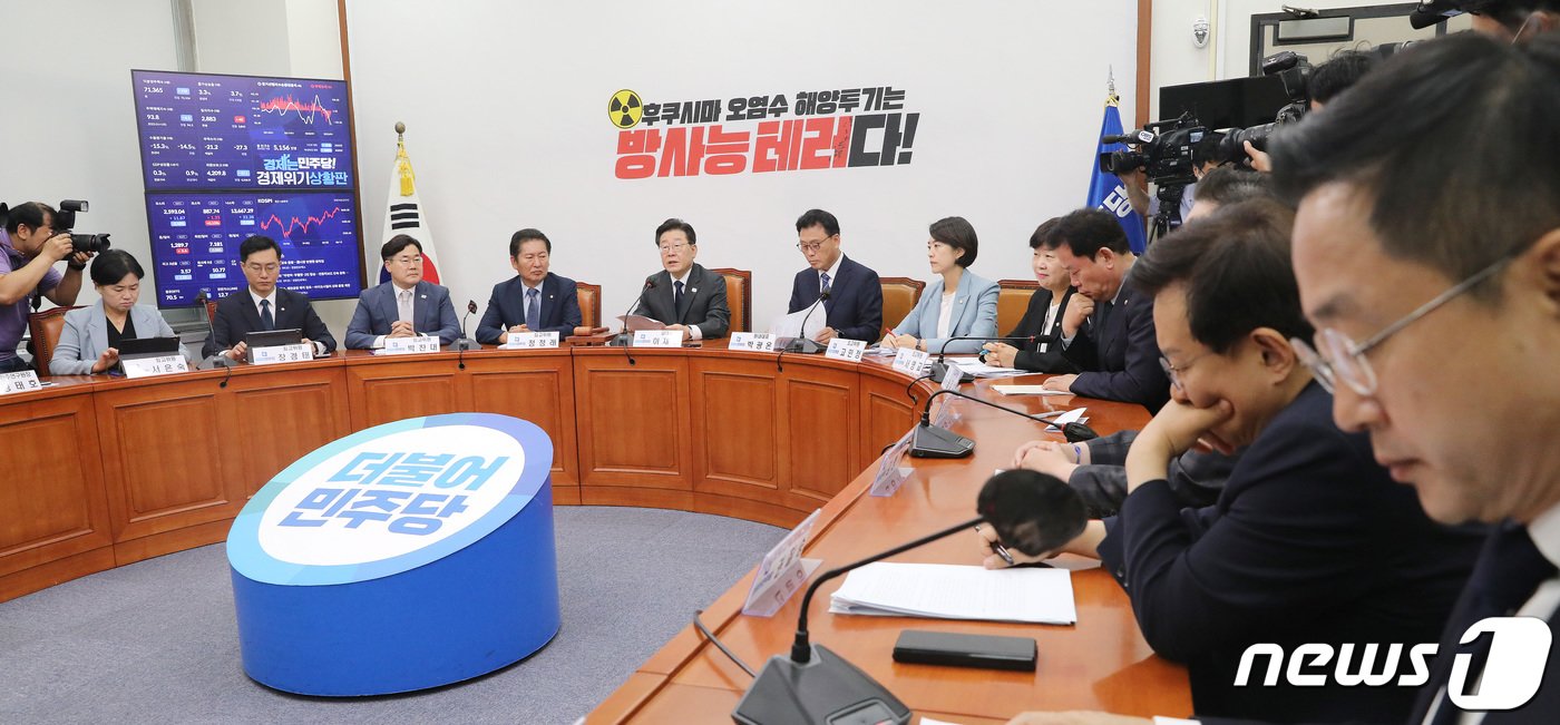 본문 이미지 - 이재명 더불어민주당 대표가 21일 오전 서울 여의도 국회에서 열린 최고위원회의에서 모두발언을 하고 있다. 2023.6.21/뉴스1 ⓒ News1 임세영 기자