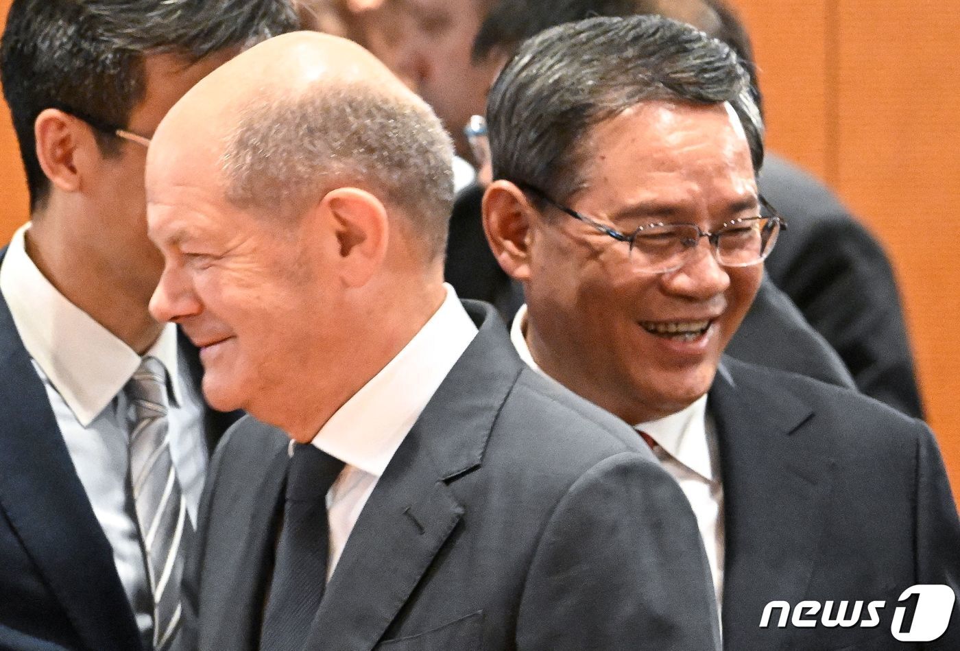 본문 이미지 - 숄츠 독일 총리가 6월 20일 리창 중국 총리와 함계 독일-중국 경제 협상 회의장에 도착하고 있다. 2023.6.21 ⓒ AFP=뉴스1 ⓒ News1 우동명 기자