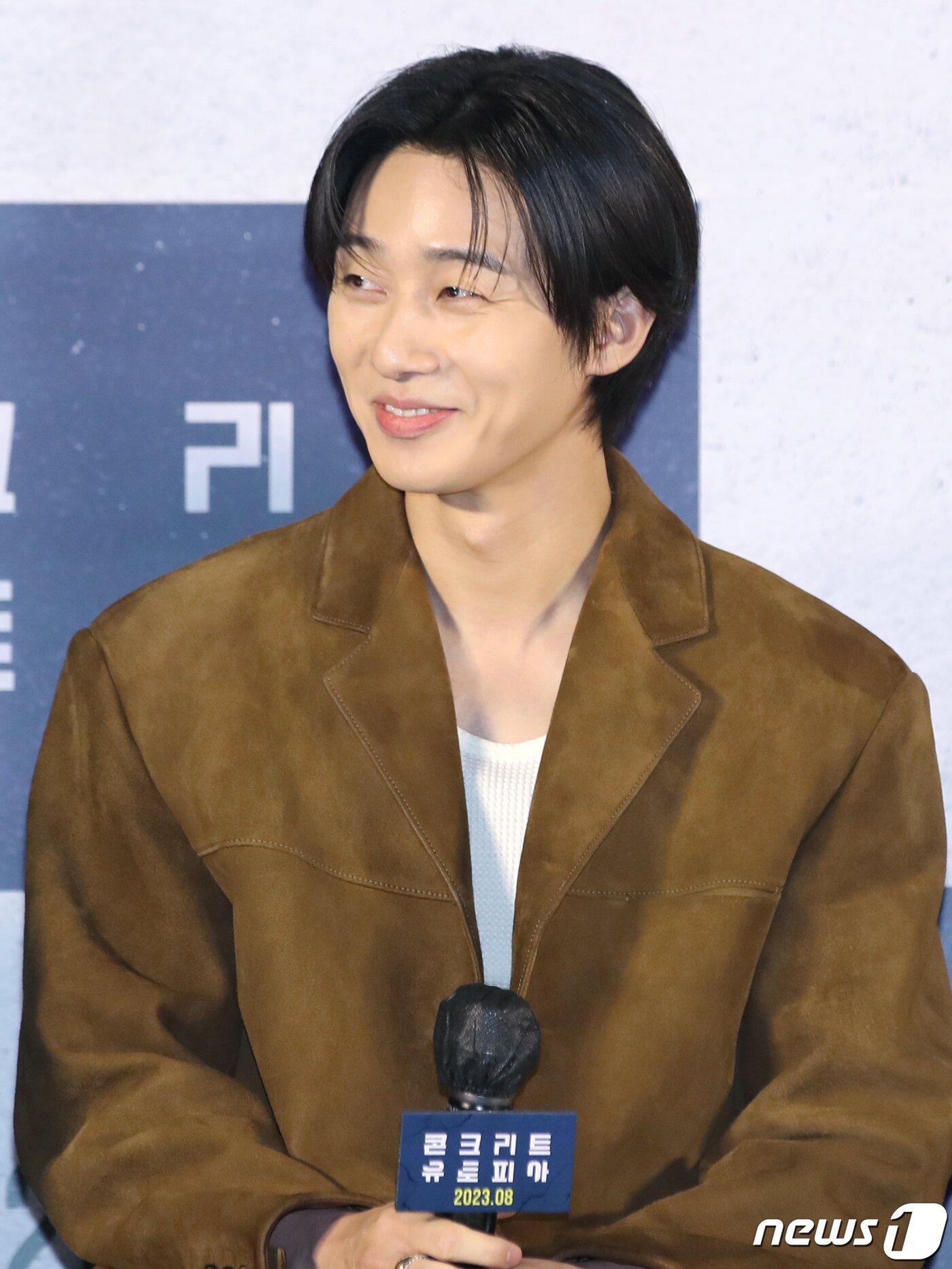 본문 이미지 - 배우 박서준이 21일 서울 광진구 롯데시네마 건대입구에서 열린 영화 '콘크리트 유토피아'(감독 엄태화) 제작보고회에서 미소를 짓고 있다. ⓒ News1 권현진 기자