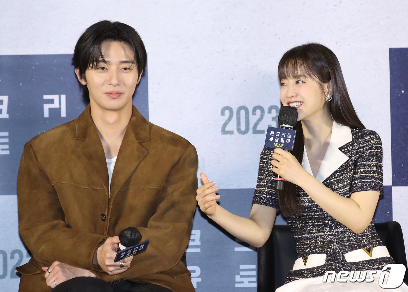 (서울=뉴스1) 권현진 기자 = 배우 박보영과 21일 서울 광진구 롯데시네마 건대입구에서 열린 영화 '콘크리트 유토피아'(감독 엄태화) 제작보고회에서 박서준(왼쪽)과 첫 촬영에 대 …