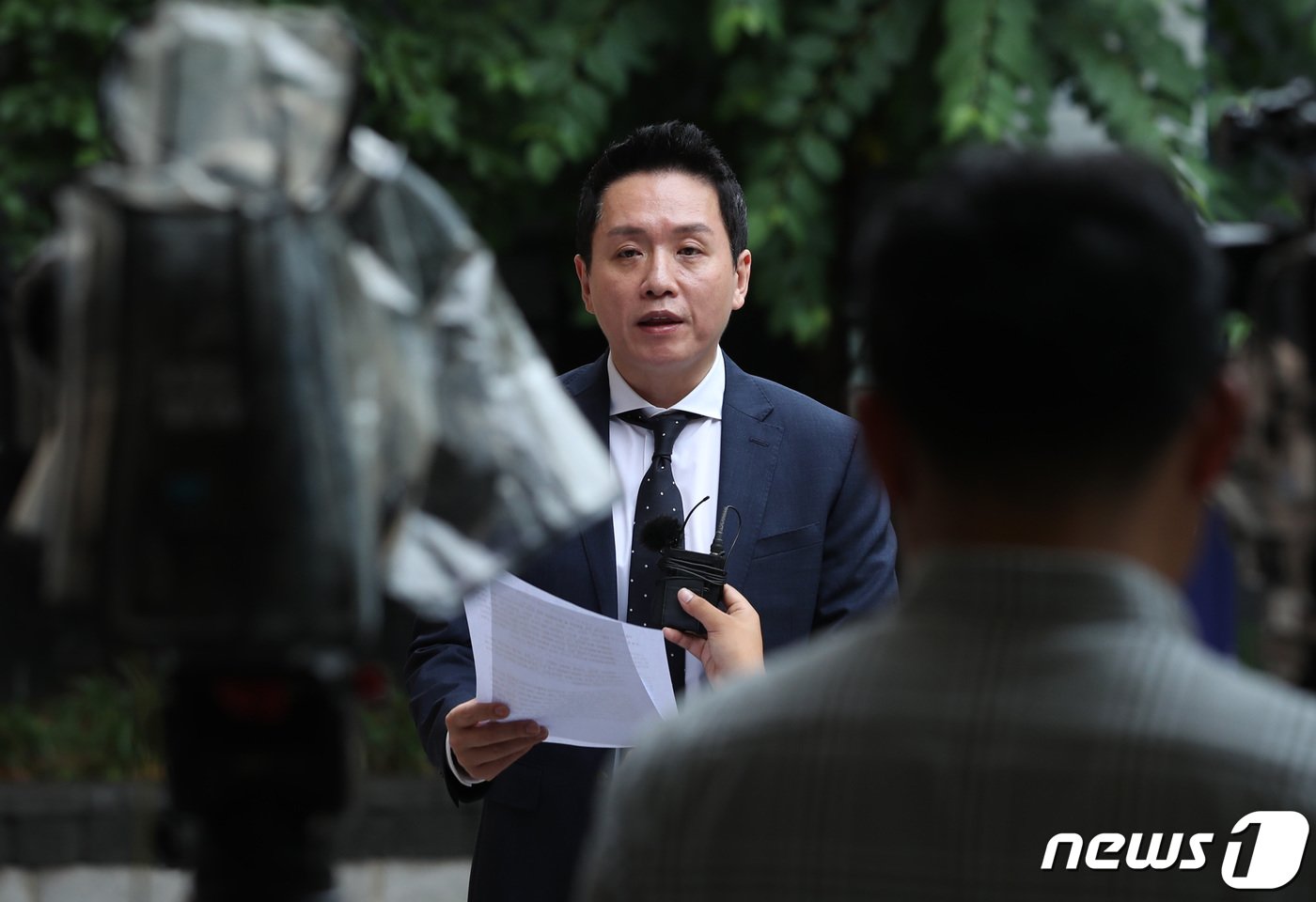 본문 이미지 - 임태훈 군인권센터 소장이 21일 오전 마포구 서울서부지방법원에서 열린 조현천 전 기무사령관 보석 심리 방청을 마친 뒤 입장을 밝히고 있다. 박근혜 전 대통령 탄핵 국면 당시 계엄문건 작성을 지시한 혐의로 구속돼 재판을 받고 있는 조현천 전 기무사령관(64)이 법원에 보석 석방을 요청했다. 조 전 사령관은 2017년 박근혜 전 대통령 탄핵 국면 당시 계엄문건 작성을 지시한 혐의로 지난 4월14일 구속기소됐다. 재판부는 심리를 거쳐 다음 주 조 전 사령관의 보석 허가 여부를 결정할 예정이다. 2023.6.21/뉴스1 ⓒ News1 구윤성 기자