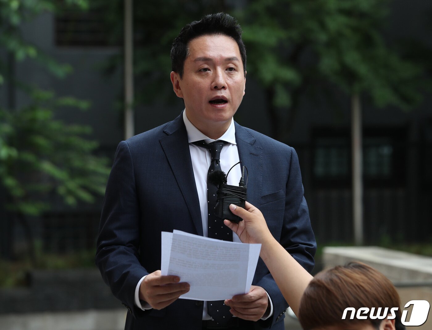 본문 이미지 - 임태훈 군인권센터 소장이 21일 오전 마포구 서울서부지방법원에서 열린 조현천 전 기무사령관 보석 심리 방청을 마친 뒤 입장을 밝히고 있다. 박근혜 전 대통령 탄핵 국면 당시 계엄문건 작성을 지시한 혐의로 구속돼 재판을 받고 있는 조현천 전 기무사령관(64)이 법원에 보석 석방을 요청했다. 조 전 사령관은 2017년 박근혜 전 대통령 탄핵 국면 당시 계엄문건 작성을 지시한 혐의로 지난 4월14일 구속기소됐다. 재판부는 심리를 거쳐 다음 주 조 전 사령관의 보석 허가 여부를 결정할 예정이다. 2023.6.21/뉴스1 ⓒ News1 구윤성 기자