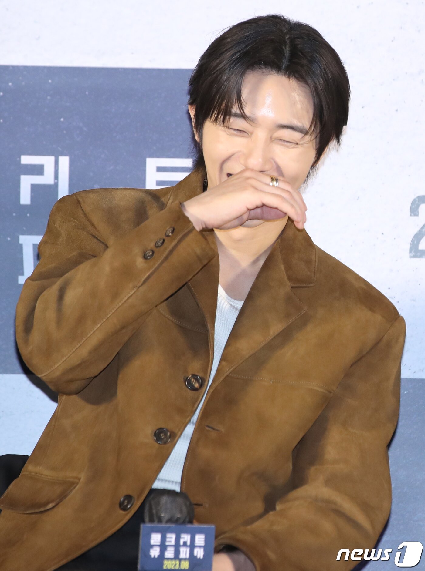 본문 이미지 - 배우 박서준이 21일 서울 광진구 롯데시네마 건대입구에서 열린 영화 '콘크리트 유토피아'(감독 엄태화) 제작보고회에서 웃음보를 터트리고 있다. ⓒ News1 권현진 기자