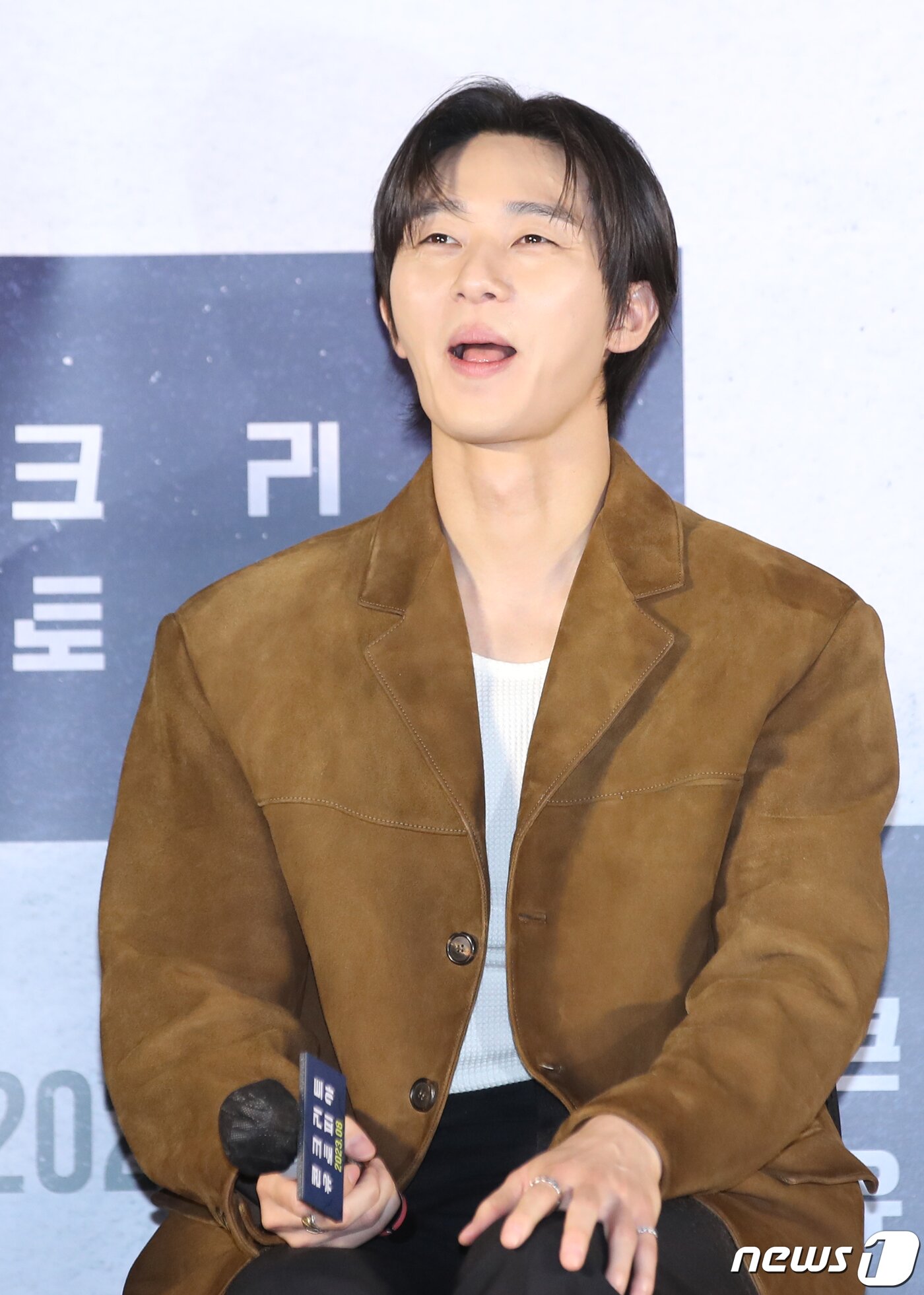 본문 이미지 - 배우 박서준이 21일 서울 광진구 롯데시네마 건대입구에서 열린 영화 '콘크리트 유토피아'(감독 엄태화) 제작보고회에서 미소를 짓고 있다.  ⓒ News1 권현진 기자