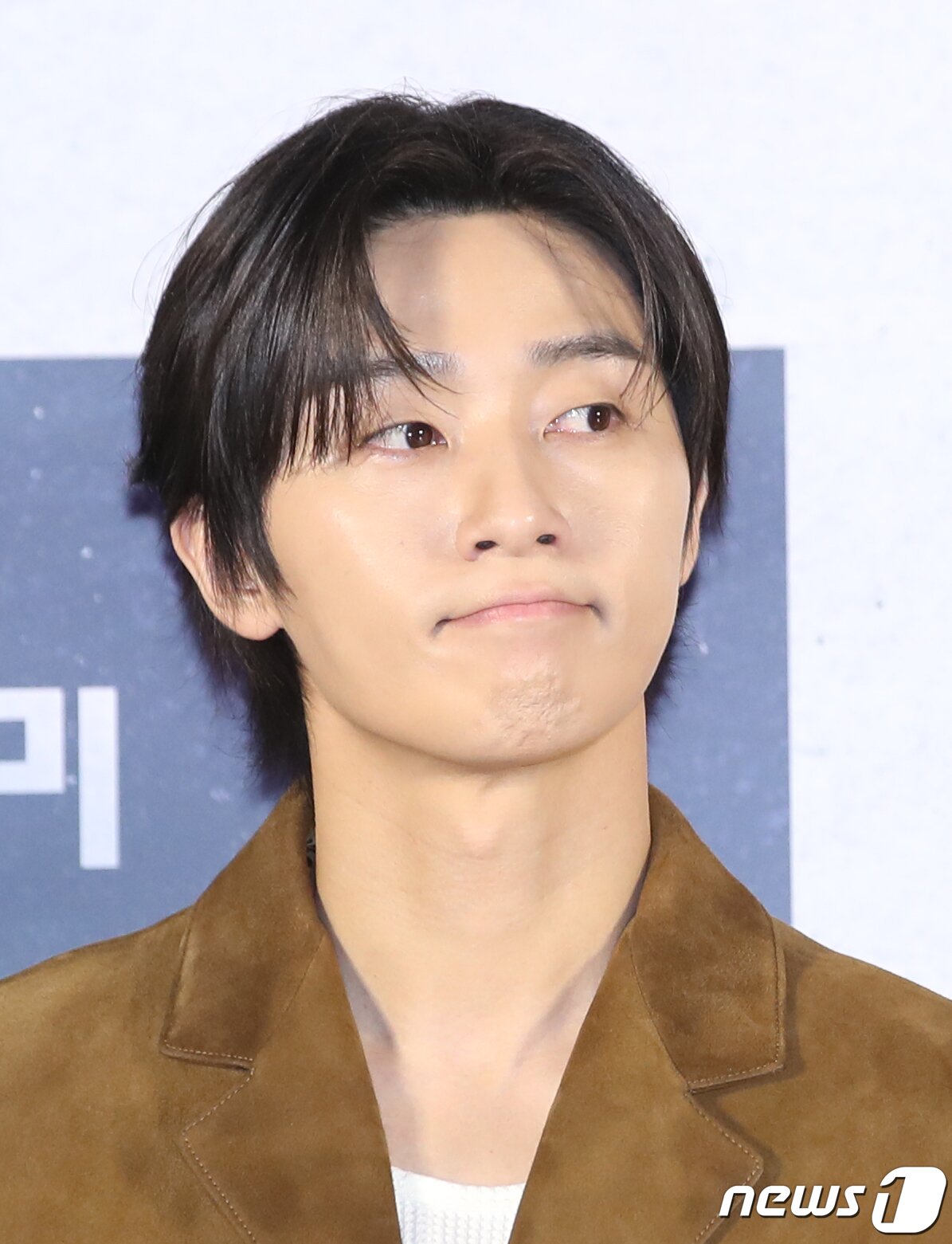 본문 이미지 - 배우 박서준이 21일 서울 광진구 롯데시네마 건대입구에서 열린 영화 '콘크리트 유토피아'(감독 엄태화) 제작보고회에서 수스와의 열애설 질문을 받고 있다.  ⓒ News1 권현진 기자