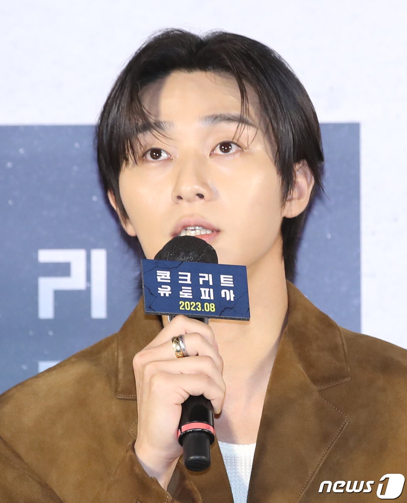 본문 이미지 - 배우 박서준이 21일 서울 광진구 롯데시네마 건대입구에서 열린 영화 '콘크리트 유토피아'(감독 엄태화) 제작보고회에서 취재진의 수스와의 열애설 질문에 관해 답하고 있다. ⓒ News1 권현진 기자