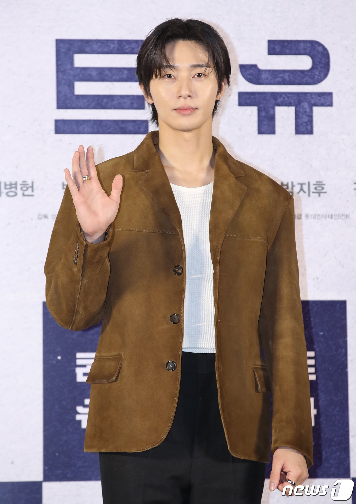 본문 이미지 - 배우 박서준이 21일 서울 광진구 롯데시네마 건대입구에서 열린 영화 '콘크리트 유토피아'(감독 엄태화) 제작보고회에서 포즈를 취하고 있다.  ⓒ News1 권현진 기자